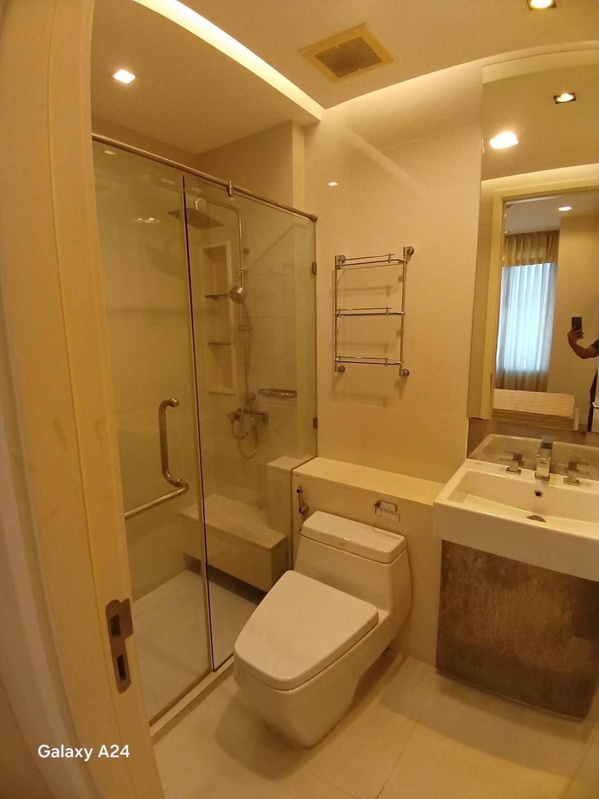 For RentCondoLadprao, Central Ladprao : Luxury condo in the city center, 1 bedroom, only 15,000 Baht/monthNear Mo Chit BTS, with complete amenities!