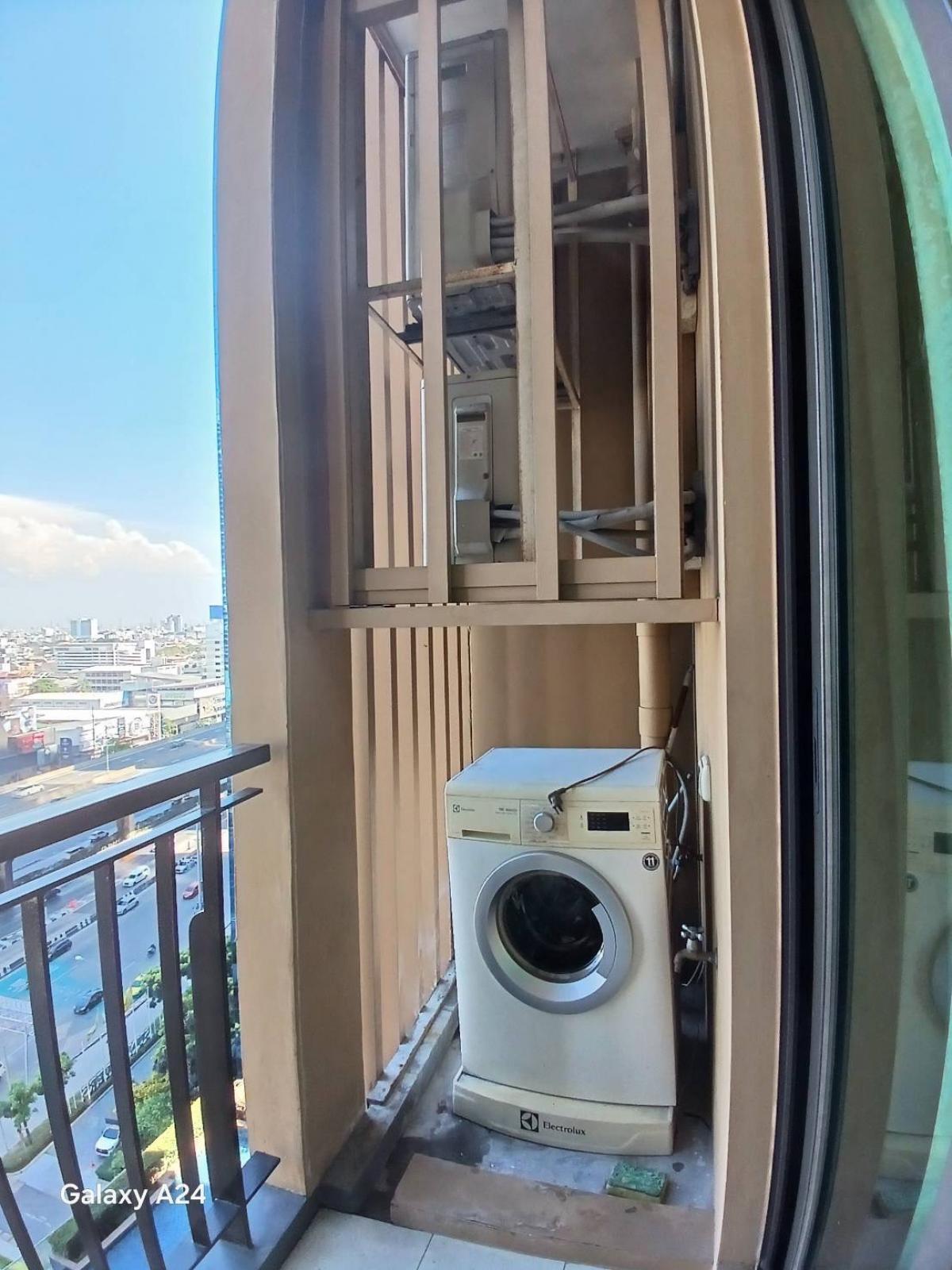 For RentCondoLadprao, Central Ladprao : Luxury condo in the city center, 1 bedroom, only 15,000 Baht/monthNear Mo Chit BTS, with complete amenities!