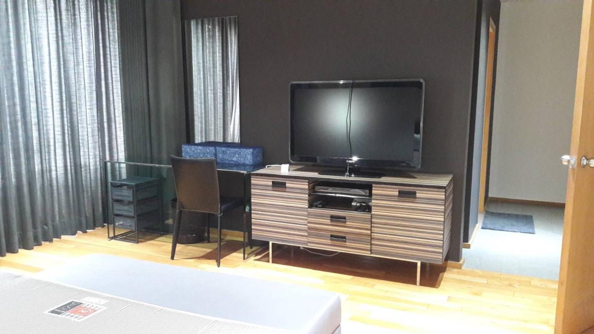 For RentCondoSukhumvit, Asoke, Thonglor : Luxury 3 Bed Condo @ The Emporio Place in the heart of Phrom PhongSpacious 161 sqm. Swimming pool, fitness, ready to move in 85,000 baht/month!