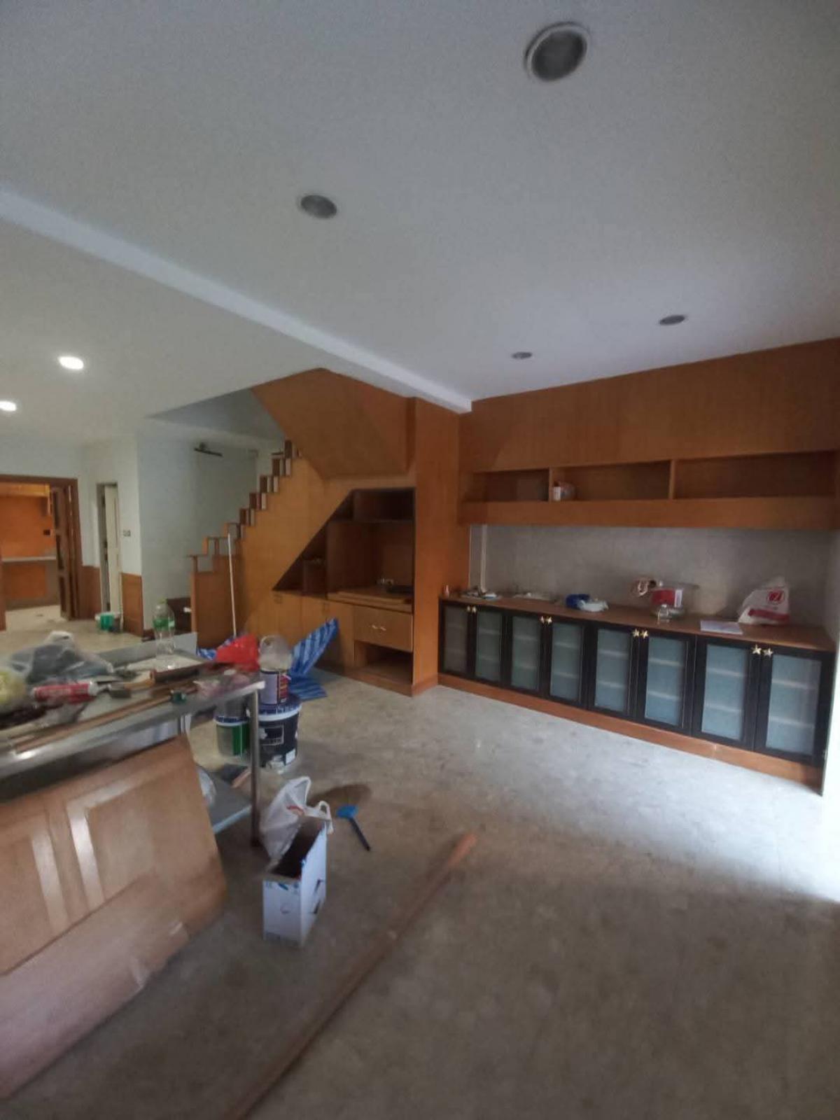 For SaleTownhomePattanakan, Srinakarin : 28/01/2026, Luxury 3 bedroom pool villa with private swimming pool in the heart of Lat Phrao. Wide area of 440 sq m with garden and parking for 4 cars, price only 30 million!