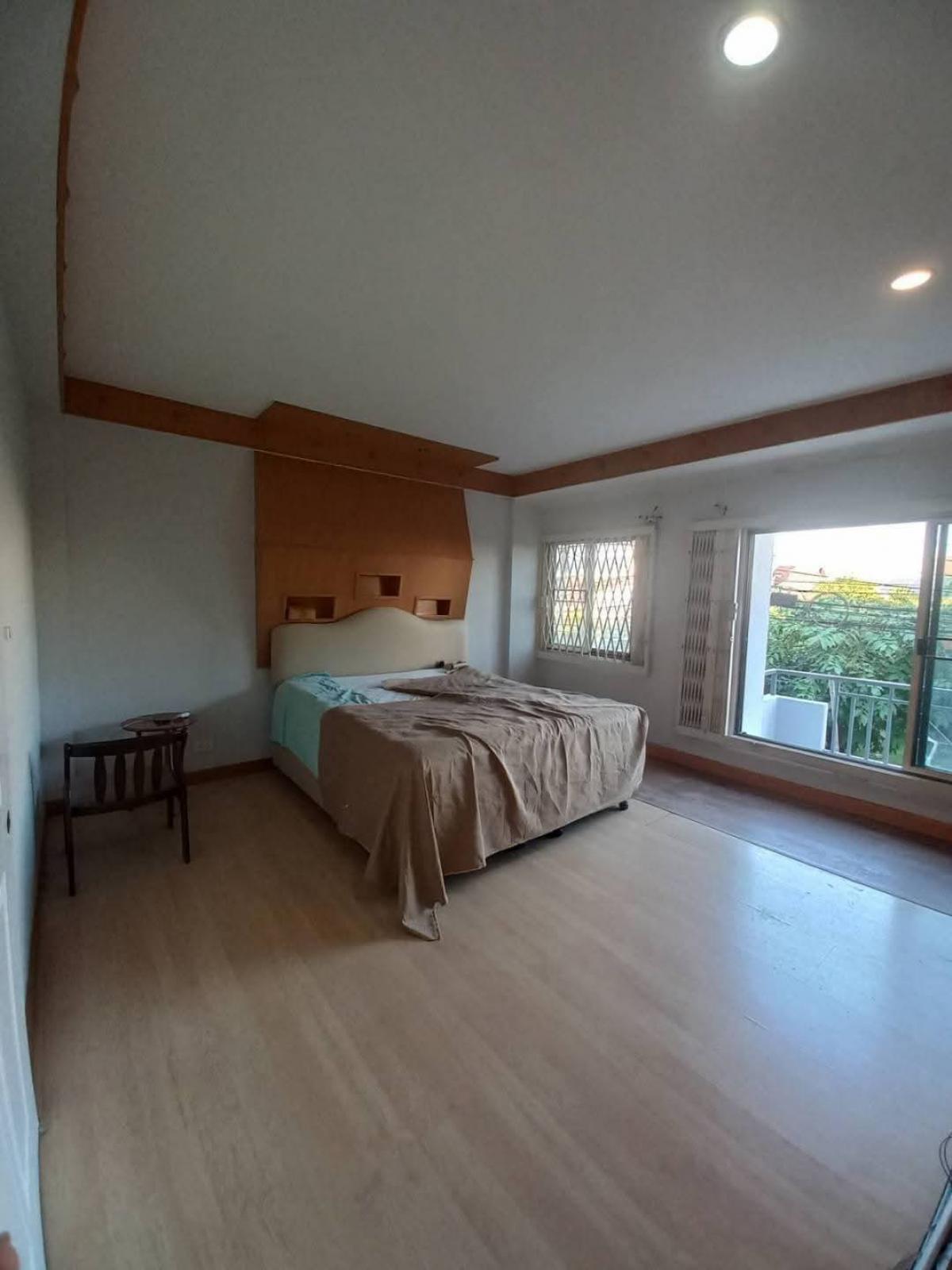 For SaleTownhomePattanakan, Srinakarin : 28/01/2026, Luxury 3 bedroom pool villa with private swimming pool in the heart of Lat Phrao. Wide area of 440 sq m with garden and parking for 4 cars, price only 30 million!