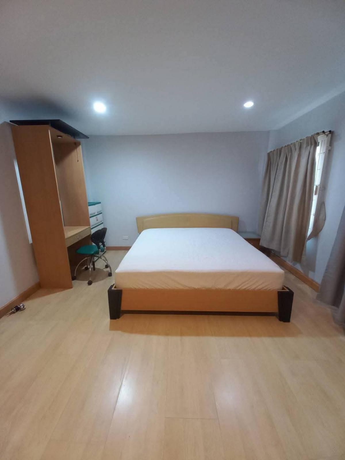 For SaleTownhomePattanakan, Srinakarin : 28/01/2026, Luxury 3 bedroom pool villa with private swimming pool in the heart of Lat Phrao. Wide area of 440 sq m with garden and parking for 4 cars, price only 30 million!