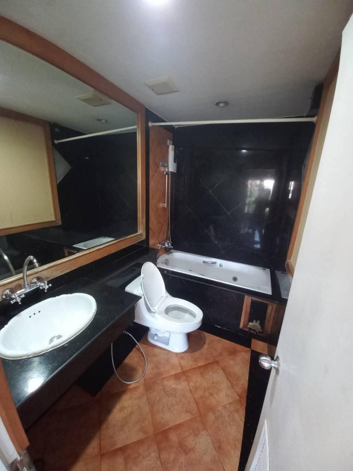 For SaleTownhomePattanakan, Srinakarin : 28/01/2026, Luxury 3 bedroom pool villa with private swimming pool in the heart of Lat Phrao. Wide area of 440 sq m with garden and parking for 4 cars, price only 30 million!