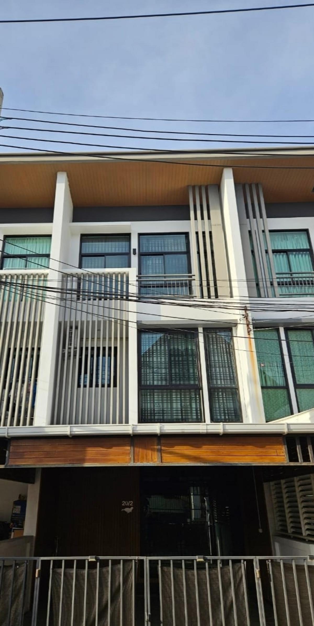 ขายทาวน์โฮมลาดพร้าว เซ็นทรัลลาดพร้าว : 28/02/2026, บ้านเดี่ยว 3 ห้องนอน ทำเลพักผ่อน ใกล้แยกลาดพร้าว พร้อมเข้าอยู่ บนที่ดิน 20 ตร.ว. เริ่มต้น 5.5 ล้านเท่านั้น