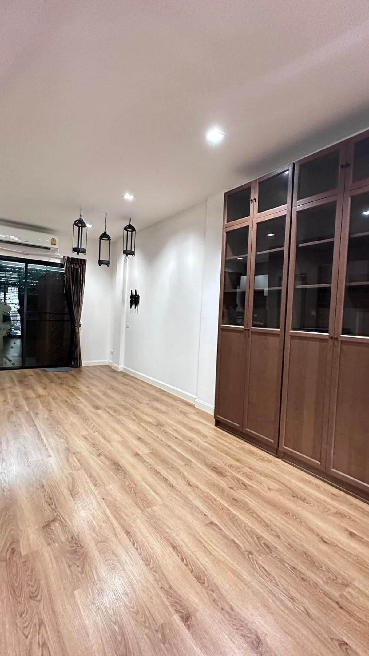 ขายทาวน์โฮมลาดพร้าว เซ็นทรัลลาดพร้าว : 28/02/2026, บ้านเดี่ยว 3 ห้องนอน ทำเลพักผ่อน ใกล้แยกลาดพร้าว พร้อมเข้าอยู่ บนที่ดิน 20 ตร.ว. เริ่มต้น 5.5 ล้านเท่านั้น