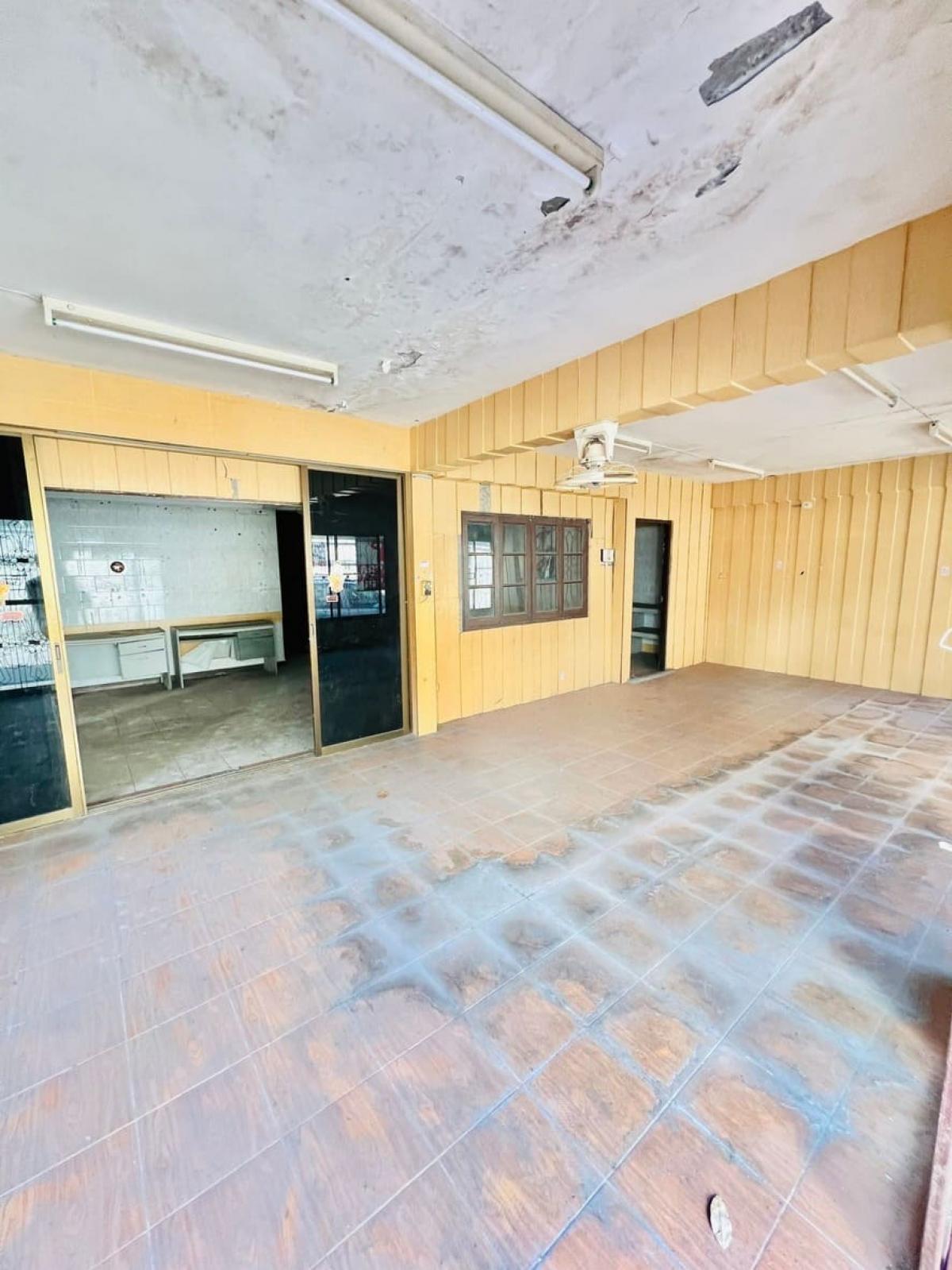 ขายทาวน์โฮมลาดพร้าว เซ็นทรัลลาดพร้าว : 28/02/2026, บ้านเดี่ยว 4 ห้องนอน สุทธิสาร-ลาดพร้าว80 พื้นที่กว้าง 100 ตร.วา พร้อมราคาพิเศษ 7.99 ล้าน!