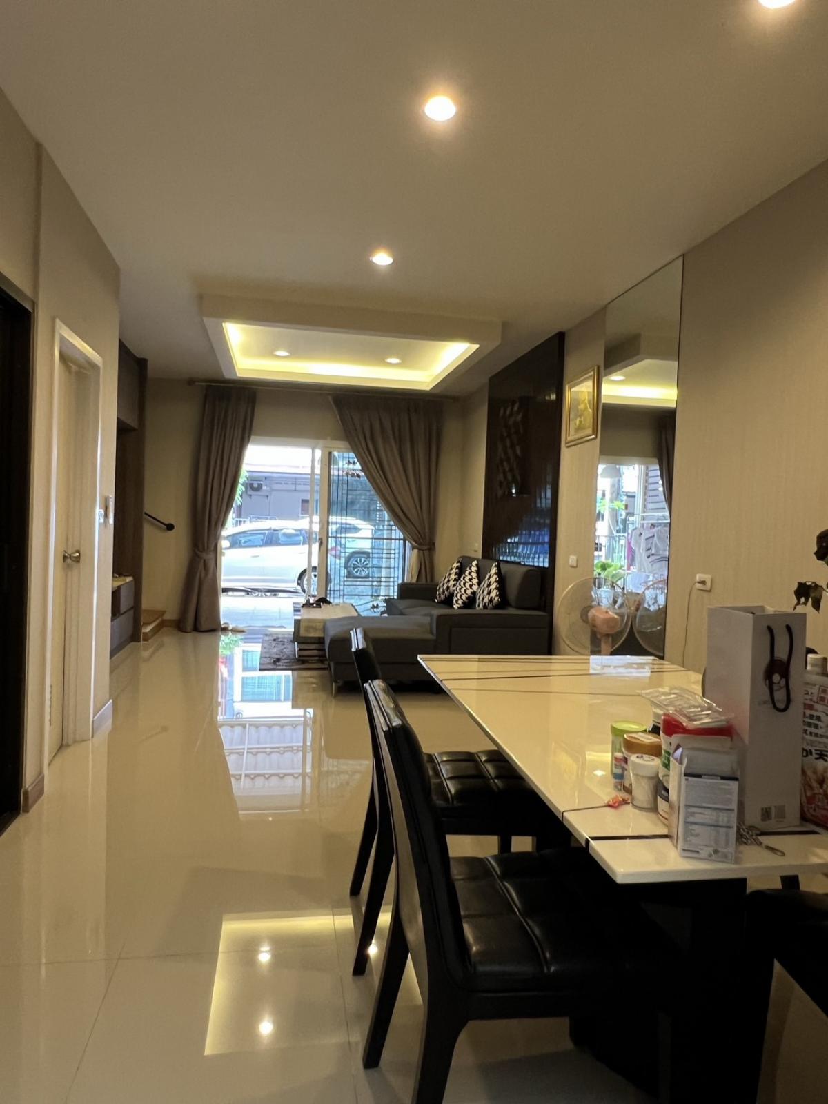 For SaleTownhomePattanakan, Srinakarin : 28/01/2026, Beautiful house with furniture, Casa Premium On Nut-Wongwaen, 3 bedrooms, 3 bathrooms, great price. Parking for 2 cars near Suan Luang-Rama 9 zone. Selling for only 6.99 million. Make an appointment to view in advance!