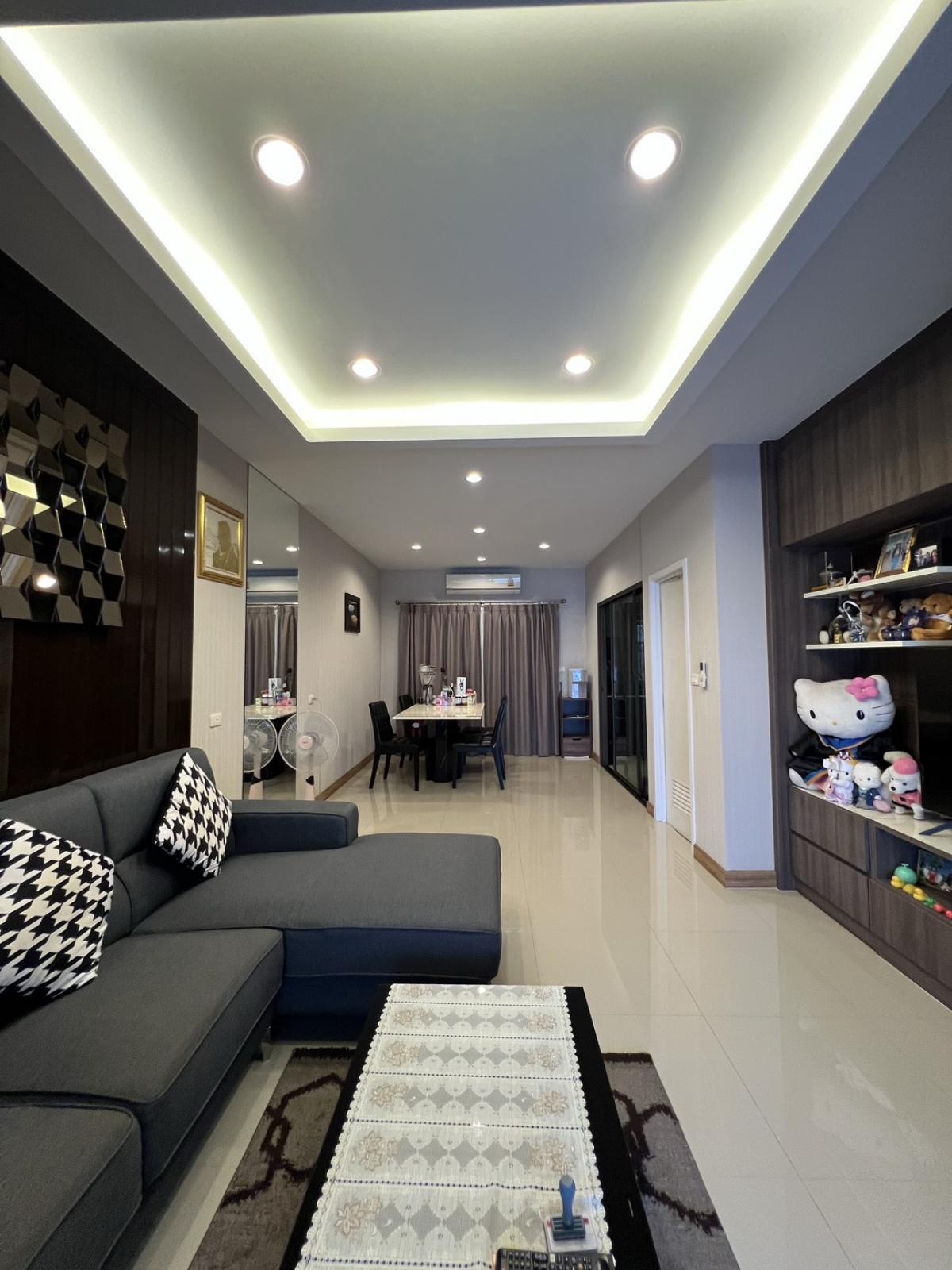 For SaleTownhomePattanakan, Srinakarin : 28/01/2026, Beautiful house with furniture, Casa Premium On Nut-Wongwaen, 3 bedrooms, 3 bathrooms, great price. Parking for 2 cars near Suan Luang-Rama 9 zone. Selling for only 6.99 million. Make an appointment to view in advance!