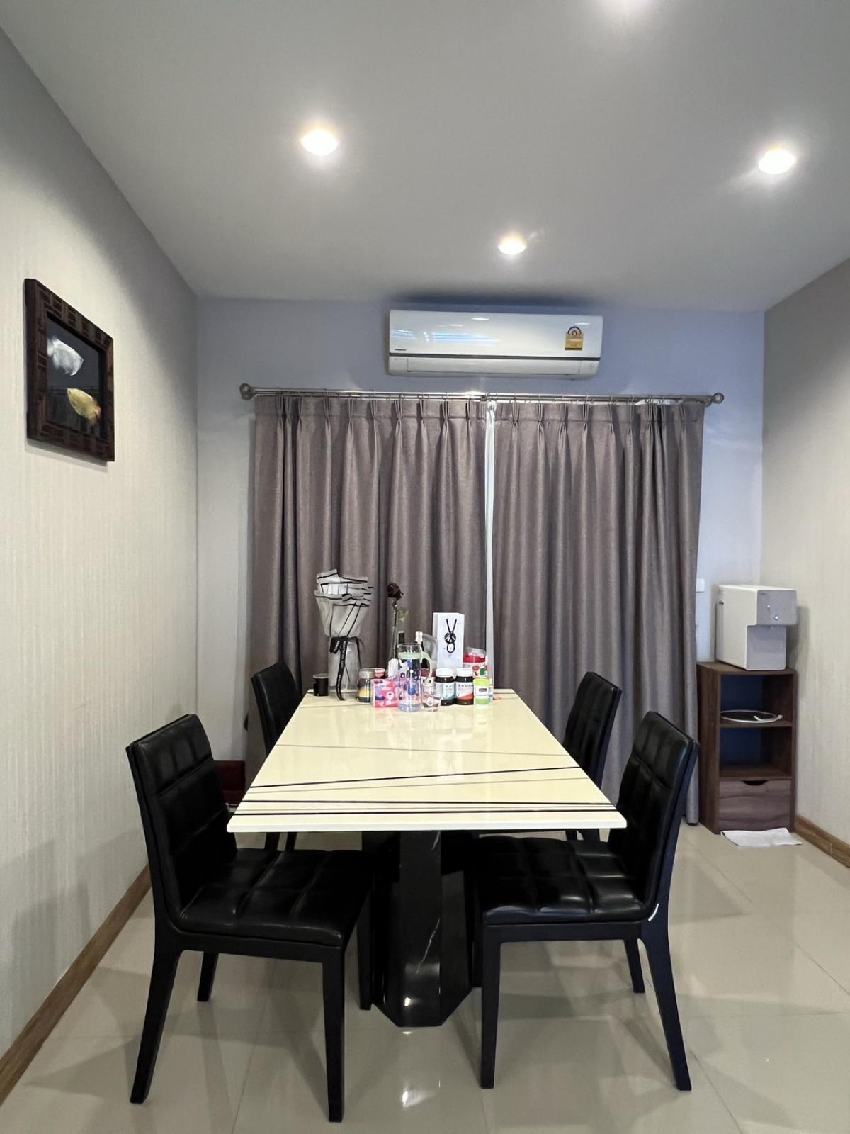 For SaleTownhomePattanakan, Srinakarin : 28/01/2026, Beautiful house with furniture, Casa Premium On Nut-Wongwaen, 3 bedrooms, 3 bathrooms, great price. Parking for 2 cars near Suan Luang-Rama 9 zone. Selling for only 6.99 million. Make an appointment to view in advance!