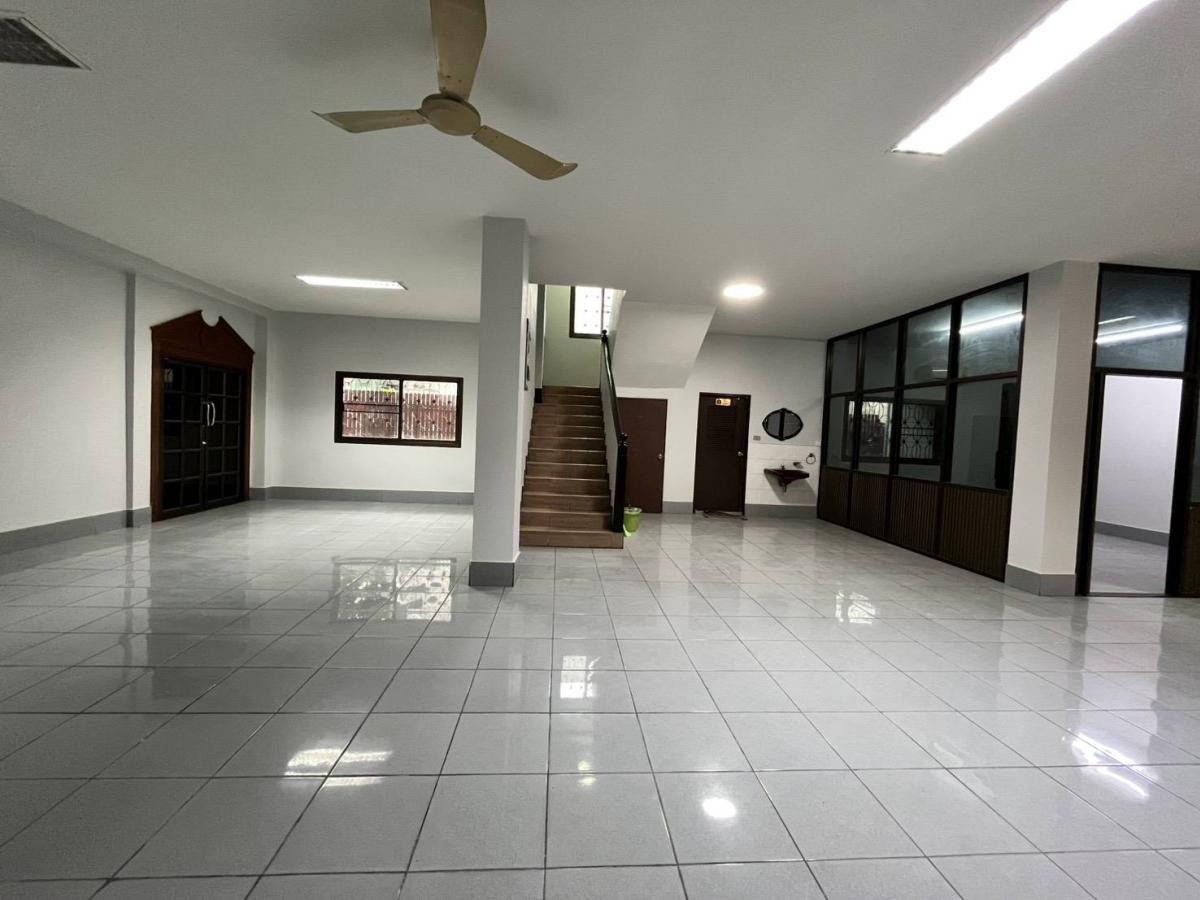 ขายสำนักงานรัชดา ห้วยขวาง : 28/02/2026, สุดยอดบ้านใหญ่ 11 ห้องนอน ใจกลางทำเลทอง รัชดา-พระราม 9 เช่าหรือซื้อได้ ราคาพิเศษ พร้อมพื้นที่กว้าง 94 ตร.ว.