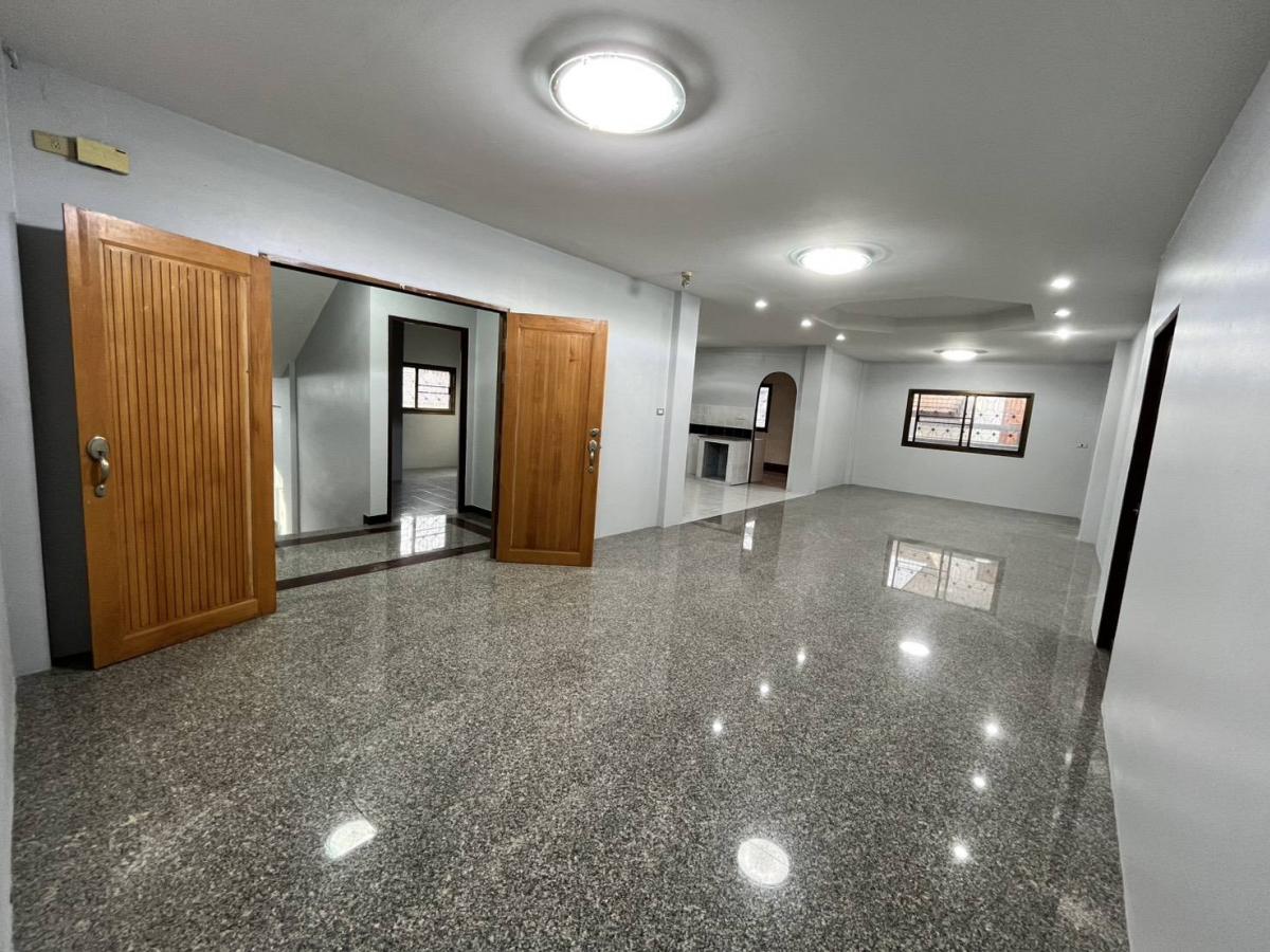 ขายสำนักงานรัชดา ห้วยขวาง : 28/02/2026, สุดยอดบ้านใหญ่ 11 ห้องนอน ใจกลางทำเลทอง รัชดา-พระราม 9 เช่าหรือซื้อได้ ราคาพิเศษ พร้อมพื้นที่กว้าง 94 ตร.ว.