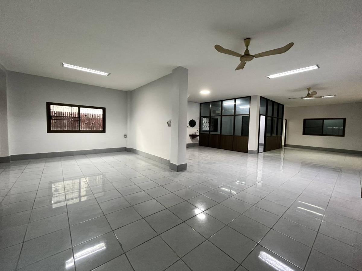 ขายสำนักงานรัชดา ห้วยขวาง : 28/02/2026, สุดยอดบ้านใหญ่ 11 ห้องนอน ใจกลางทำเลทอง รัชดา-พระราม 9 เช่าหรือซื้อได้ ราคาพิเศษ พร้อมพื้นที่กว้าง 94 ตร.ว.