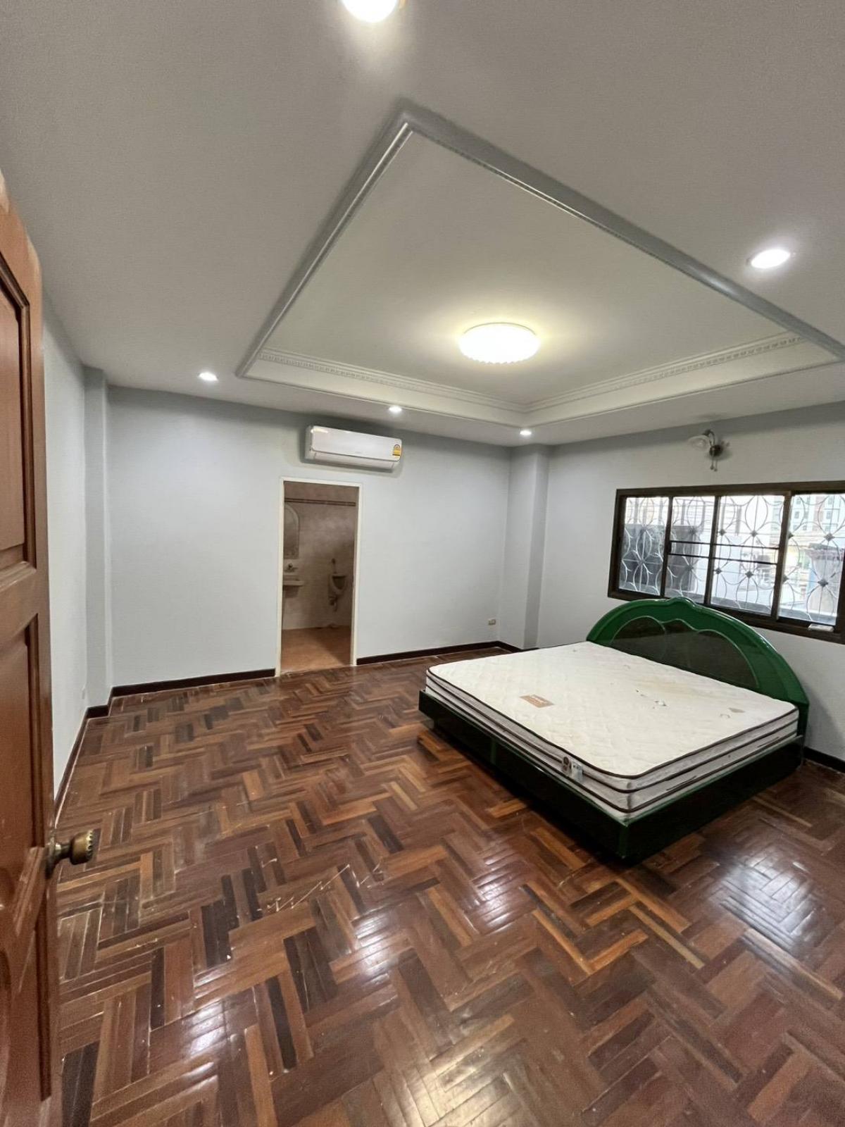 ขายสำนักงานรัชดา ห้วยขวาง : 28/02/2026, สุดยอดบ้านใหญ่ 11 ห้องนอน ใจกลางทำเลทอง รัชดา-พระราม 9 เช่าหรือซื้อได้ ราคาพิเศษ พร้อมพื้นที่กว้าง 94 ตร.ว.