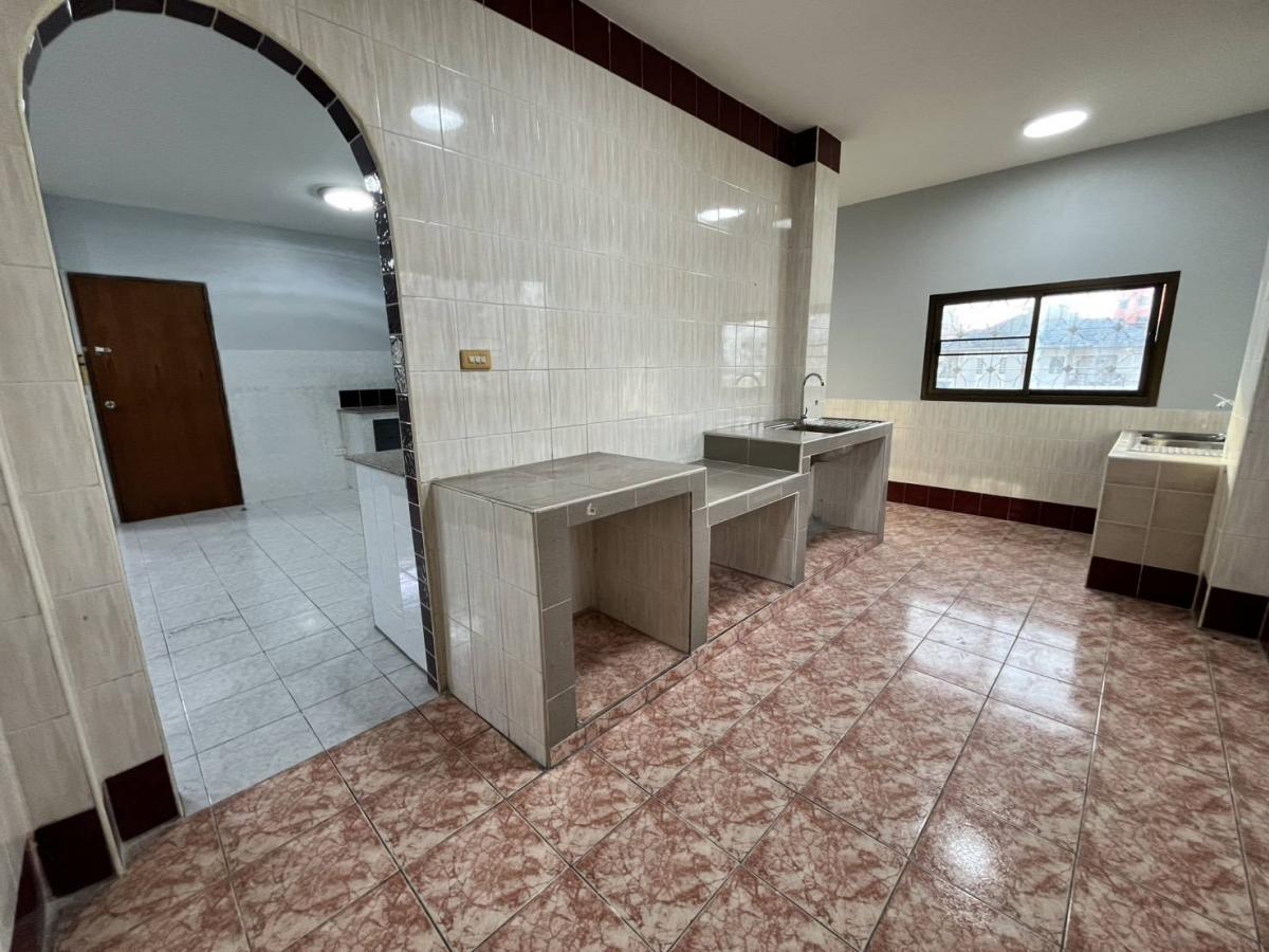 ขายสำนักงานรัชดา ห้วยขวาง : 28/02/2026, สุดยอดบ้านใหญ่ 11 ห้องนอน ใจกลางทำเลทอง รัชดา-พระราม 9 เช่าหรือซื้อได้ ราคาพิเศษ พร้อมพื้นที่กว้าง 94 ตร.ว.