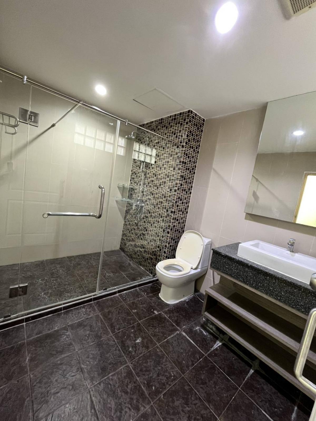 ขายสำนักงานรัชดา ห้วยขวาง : 28/02/2026, สุดยอดบ้านใหญ่ 11 ห้องนอน ใจกลางทำเลทอง รัชดา-พระราม 9 เช่าหรือซื้อได้ ราคาพิเศษ พร้อมพื้นที่กว้าง 94 ตร.ว.