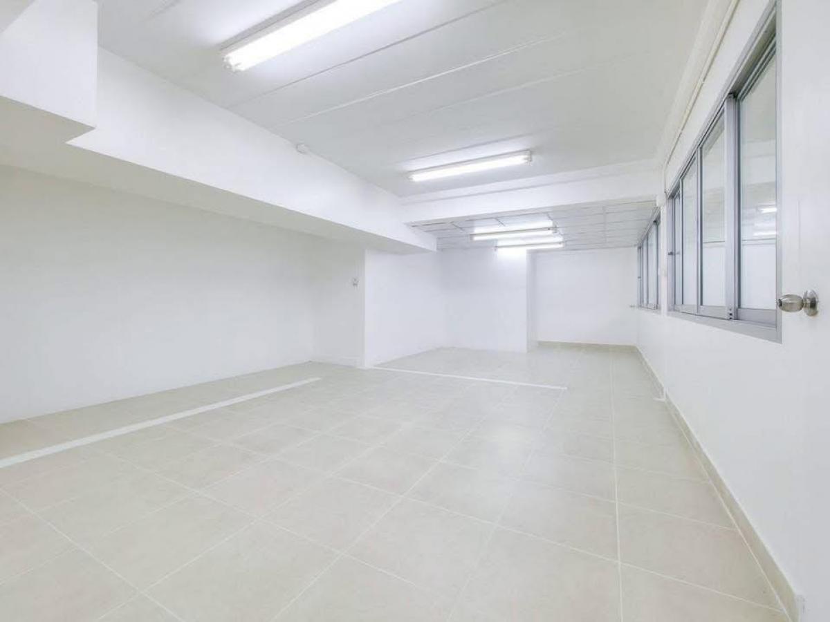 For RentOfficeSukhumvit, Asoke, Thonglor : 28/01/2026, 3-bedroom detached house in the heart of Ratchada, 300 sq m., great value, only 30,000 baht/month. Ready to move in on 22 sq m of land, good location, close to the BTS and large department stores.