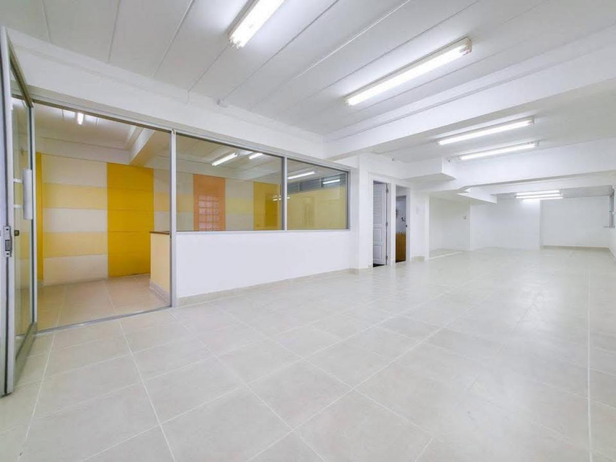 For RentOfficeSukhumvit, Asoke, Thonglor : 28/01/2026, 3-bedroom detached house in the heart of Ratchada, 300 sq m., great value, only 30,000 baht/month. Ready to move in on 22 sq m of land, good location, close to the BTS and large department stores.