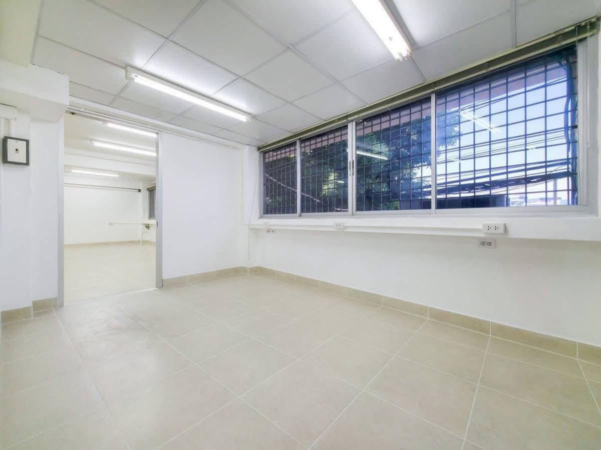 For RentOfficeSukhumvit, Asoke, Thonglor : 28/01/2026, 3-bedroom detached house in the heart of Ratchada, 300 sq m., great value, only 30,000 baht/month. Ready to move in on 22 sq m of land, good location, close to the BTS and large department stores.