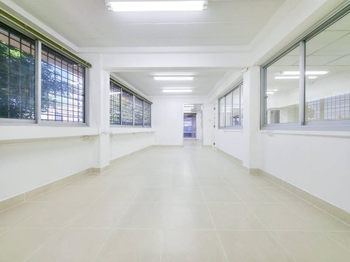 For RentOfficeSukhumvit, Asoke, Thonglor : 28/01/2026, 3-bedroom detached house in the heart of Ratchada, 300 sq m., great value, only 30,000 baht/month. Ready to move in on 22 sq m of land, good location, close to the BTS and large department stores.