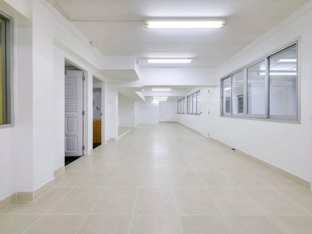 For RentOfficeSukhumvit, Asoke, Thonglor : 28/01/2026, 3-bedroom detached house in the heart of Ratchada, 300 sq m., great value, only 30,000 baht/month. Ready to move in on 22 sq m of land, good location, close to the BTS and large department stores.