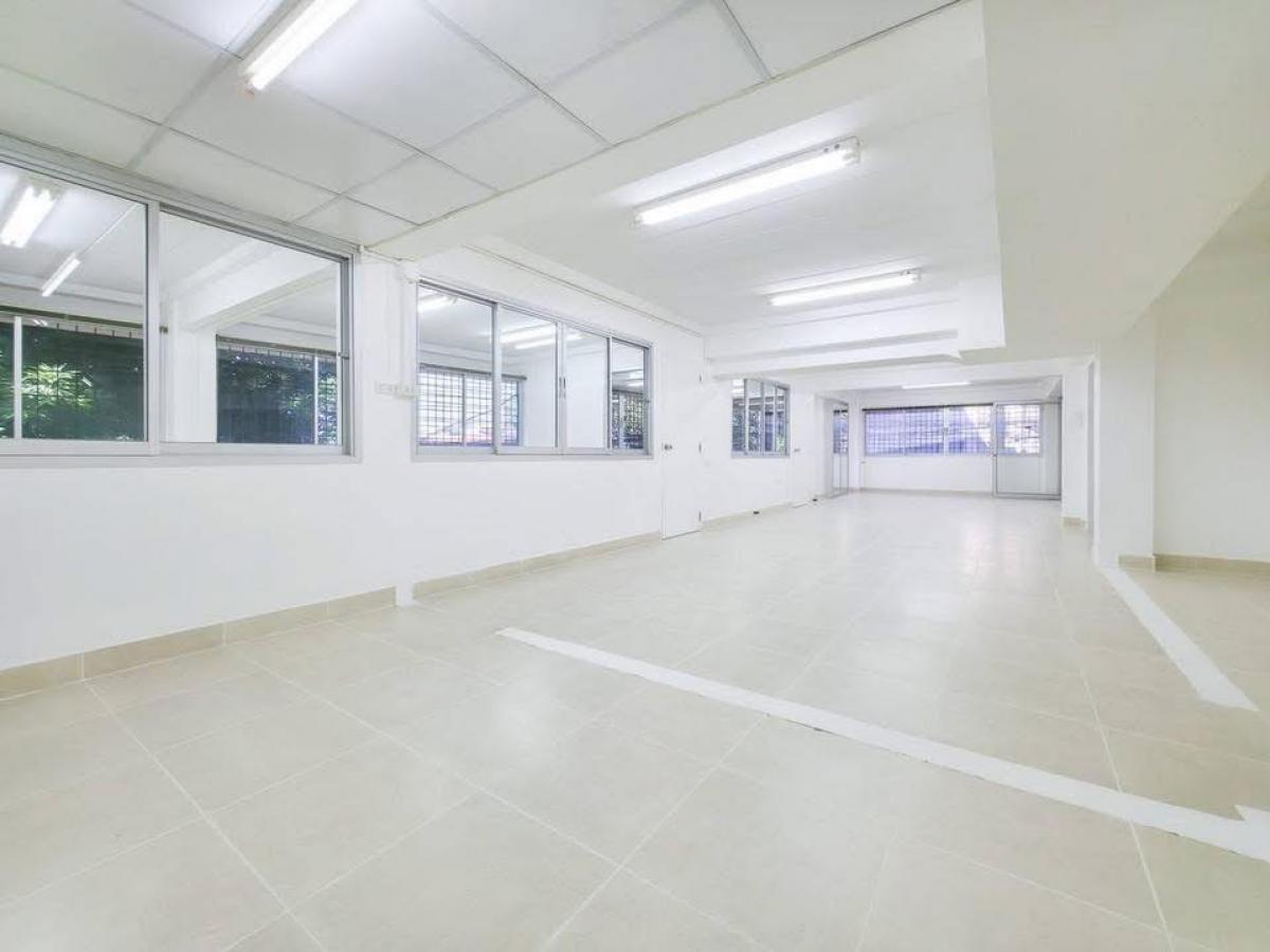 For RentOfficeSukhumvit, Asoke, Thonglor : 28/01/2026, 3-bedroom detached house in the heart of Ratchada, 300 sq m., great value, only 30,000 baht/month. Ready to move in on 22 sq m of land, good location, close to the BTS and large department stores.