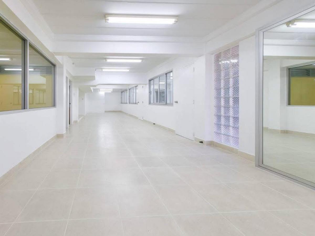 For RentOfficeSukhumvit, Asoke, Thonglor : 28/01/2026, 3-bedroom detached house in the heart of Ratchada, 300 sq m., great value, only 30,000 baht/month. Ready to move in on 22 sq m of land, good location, close to the BTS and large department stores.