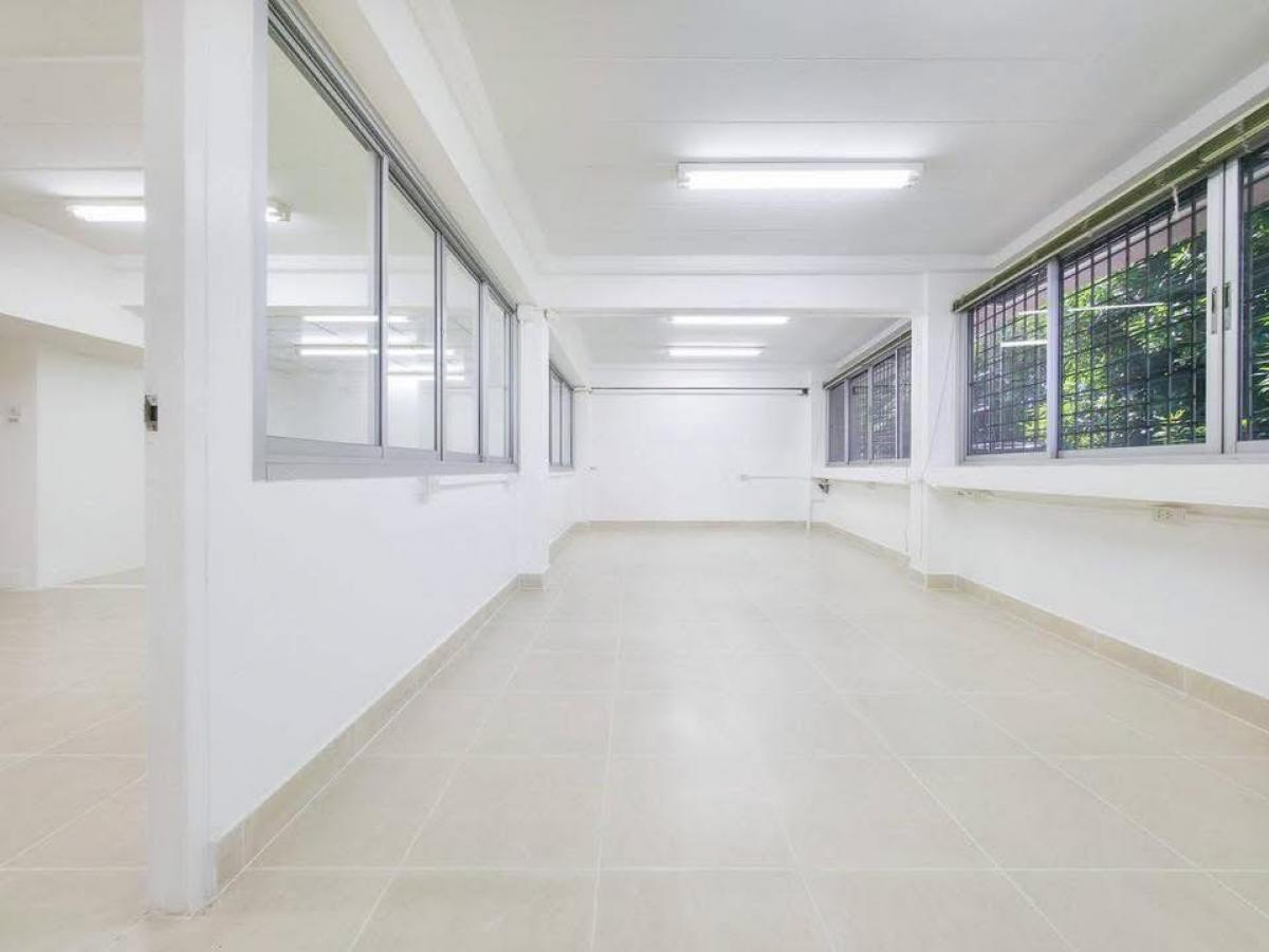 For RentOfficeSukhumvit, Asoke, Thonglor : 28/01/2026, 3-bedroom detached house in the heart of Ratchada, 300 sq m., great value, only 30,000 baht/month. Ready to move in on 22 sq m of land, good location, close to the BTS and large department stores.