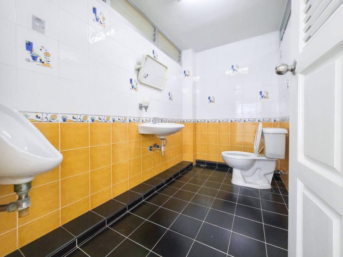 For RentOfficeSukhumvit, Asoke, Thonglor : 28/01/2026, 3-bedroom detached house in the heart of Ratchada, 300 sq m., great value, only 30,000 baht/month. Ready to move in on 22 sq m of land, good location, close to the BTS and large department stores.