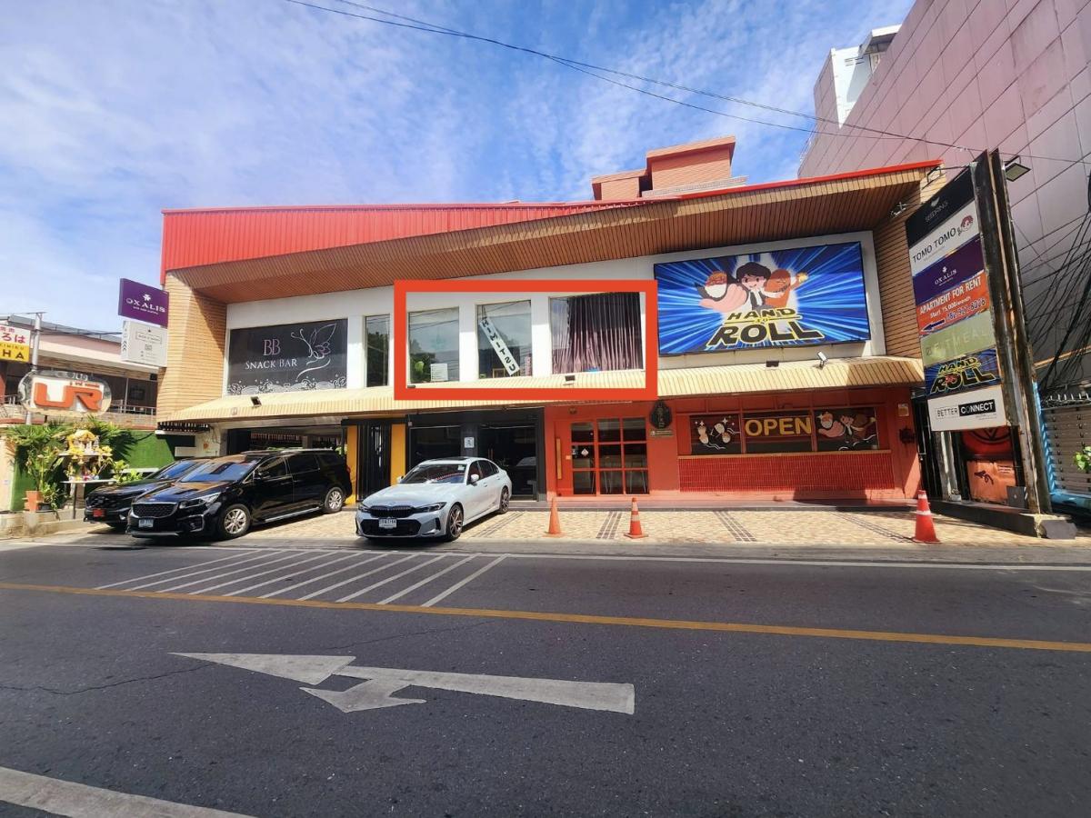 For RentShop HouseSukhumvit, Asoke, Thonglor : 28/01/2026, The City Ramintra, large house, 4 bedrooms, 200 sq m. Rent 70,000 baht/month near Watcharaphon intersection. Convenient for every trip