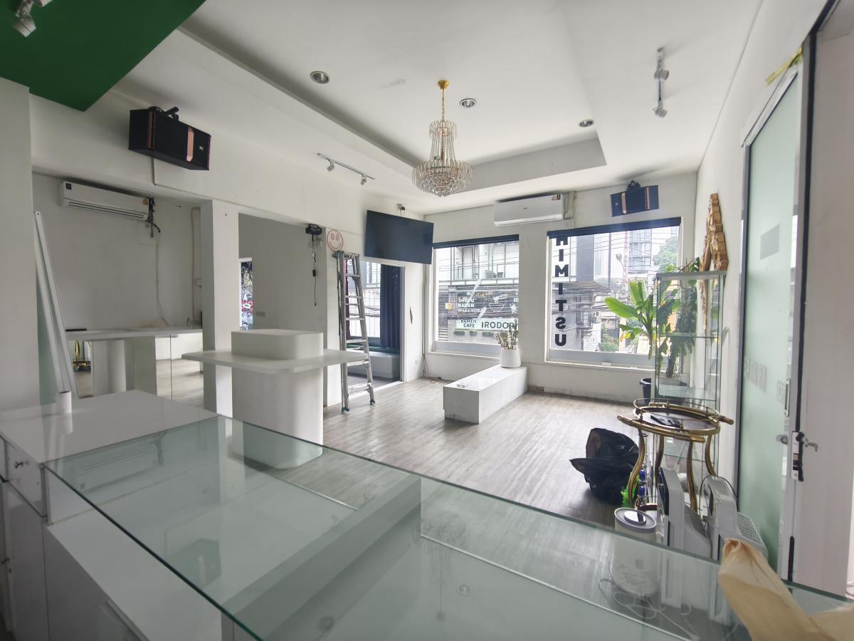 For RentShop HouseSukhumvit, Asoke, Thonglor : 28/01/2026, The City Ramintra, large house, 4 bedrooms, 200 sq m. Rent 70,000 baht/month near Watcharaphon intersection. Convenient for every trip