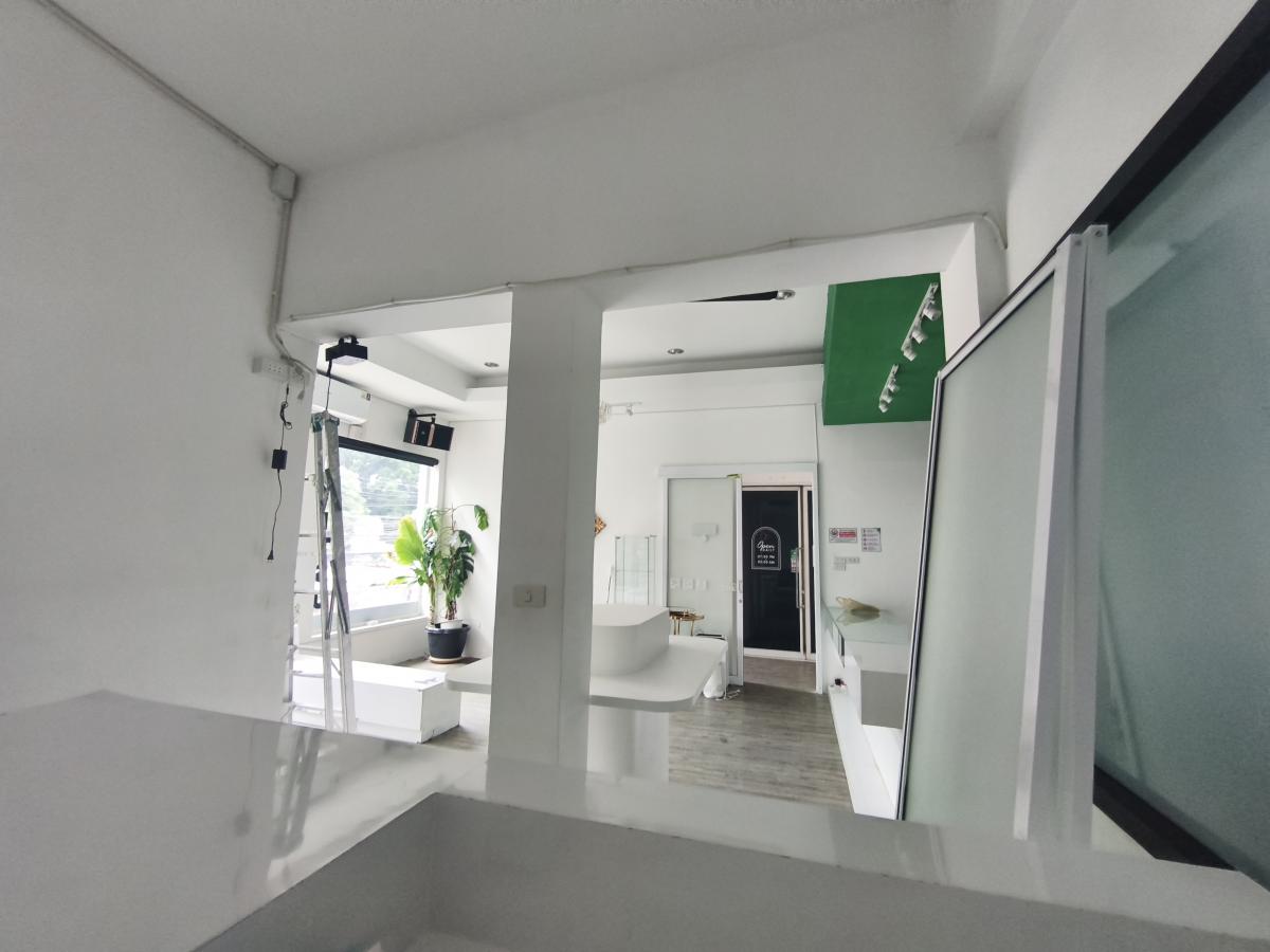 For RentShop HouseSukhumvit, Asoke, Thonglor : 28/01/2026, The City Ramintra, large house, 4 bedrooms, 200 sq m. Rent 70,000 baht/month near Watcharaphon intersection. Convenient for every trip