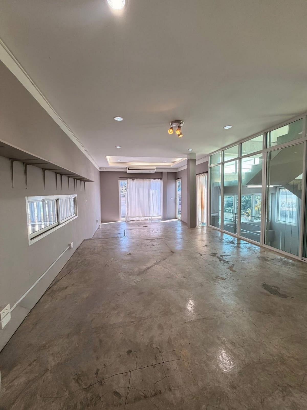 For RentOfficeRama9, Petchburi, RCA : 28/01/2026, Townhome, 4 bedrooms, land area 230 sq m, near Pattanakarn. Price 9.5 million, location in the heart of Bangna-Phra Khanong zone.