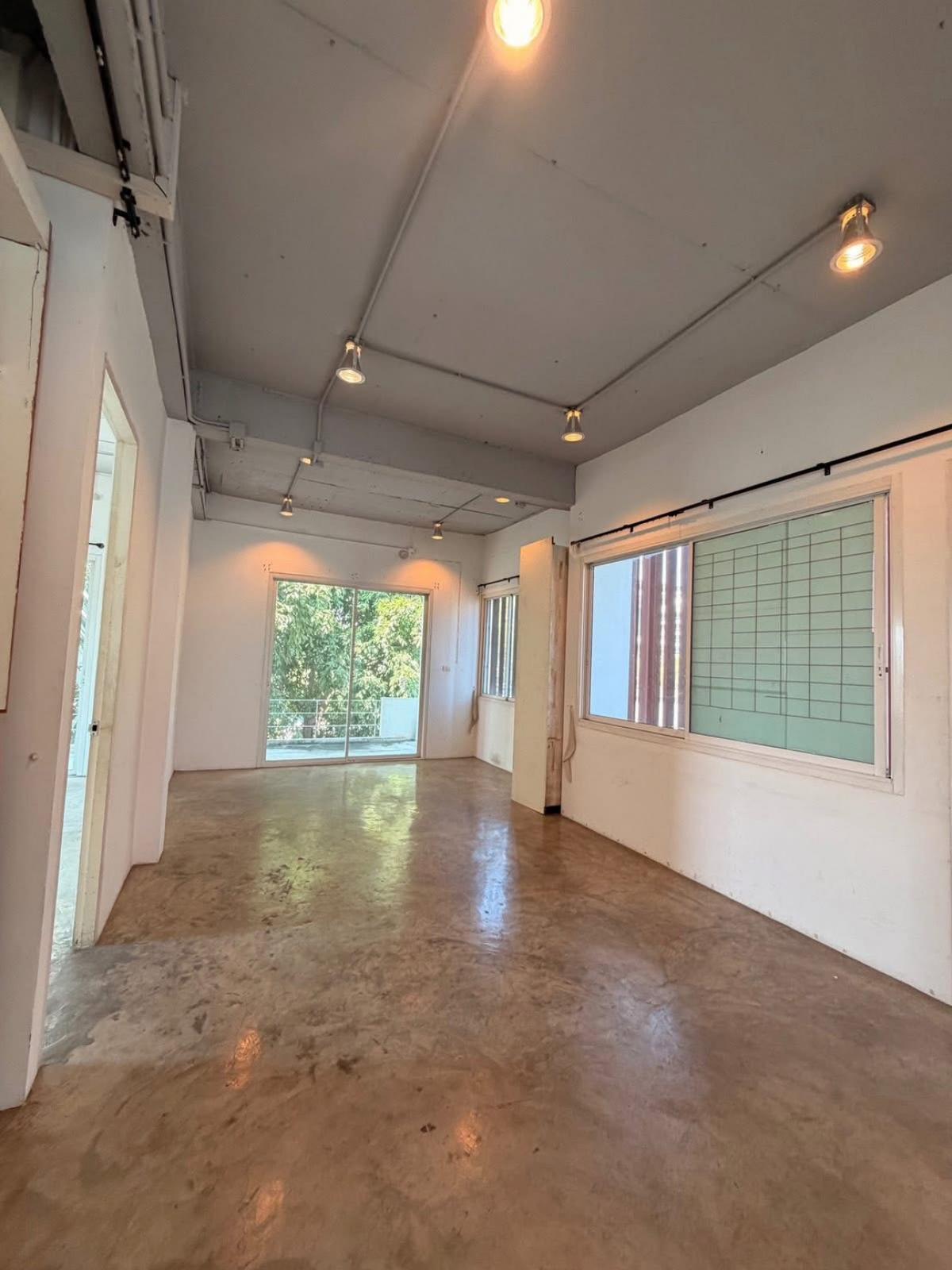 For RentOfficeRama9, Petchburi, RCA : 28/01/2026, Townhome, 4 bedrooms, land area 230 sq m, near Pattanakarn. Price 9.5 million, location in the heart of Bangna-Phra Khanong zone.