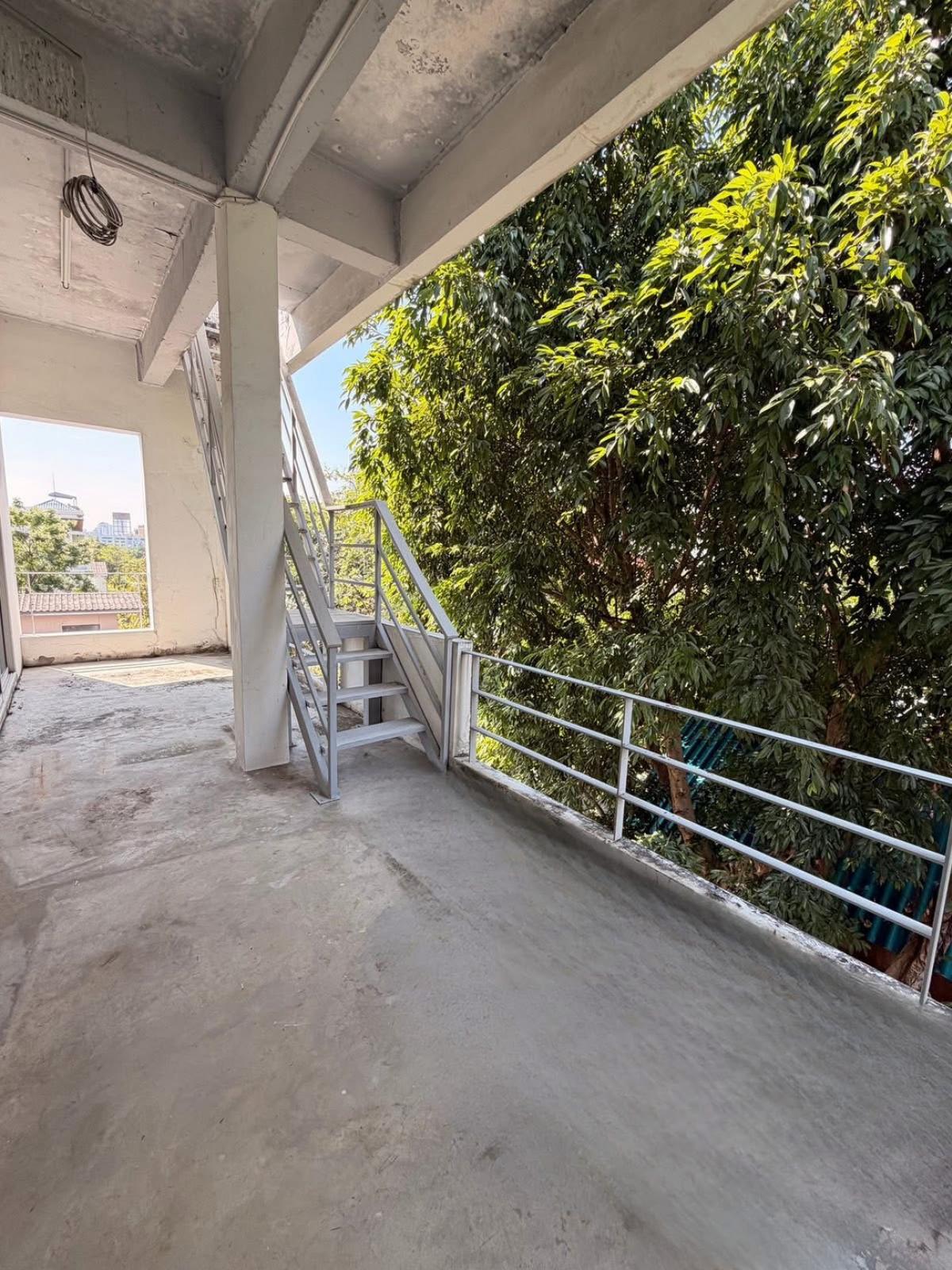 For RentOfficeRama9, Petchburi, RCA : 28/01/2026, Townhome, 4 bedrooms, land area 230 sq m, near Pattanakarn. Price 9.5 million, location in the heart of Bangna-Phra Khanong zone.