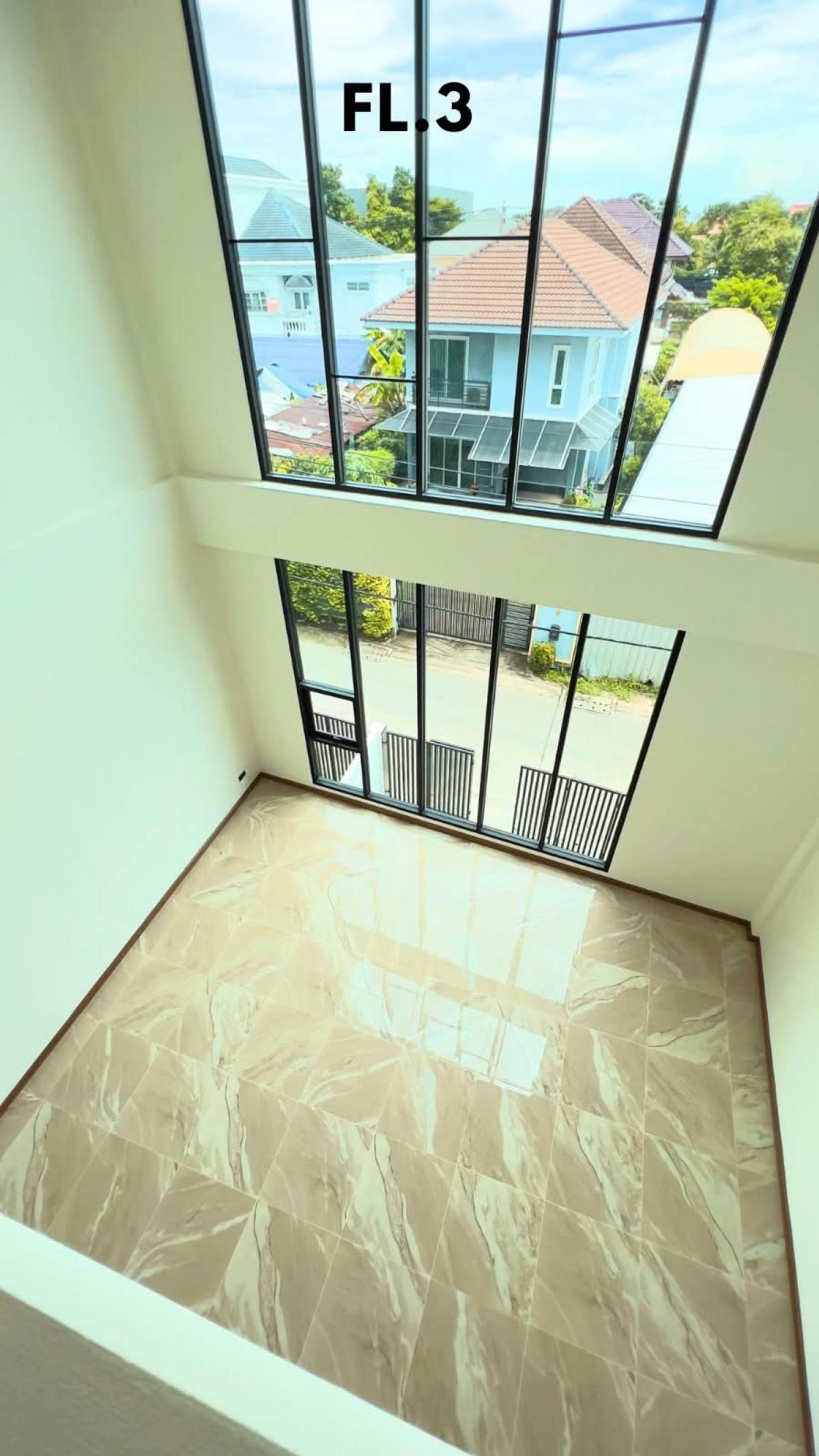 ให้เช่าสำนักงานลาดพร้าว เซ็นทรัลลาดพร้าว : 28/02/2026, บ้านสวย 3 ห้องนอน อยู่ใจกลางลาดพร้าว พร้อมพื้นที่โฮมออฟฟิศ 235 ตร.ม. เช่าเพียง 50,000 บาท/เดือน ตอบโจทย์ชีวิตทันสมัย ใกล้รถไฟฟ้าและสิ่งอำนวยความสะดวก