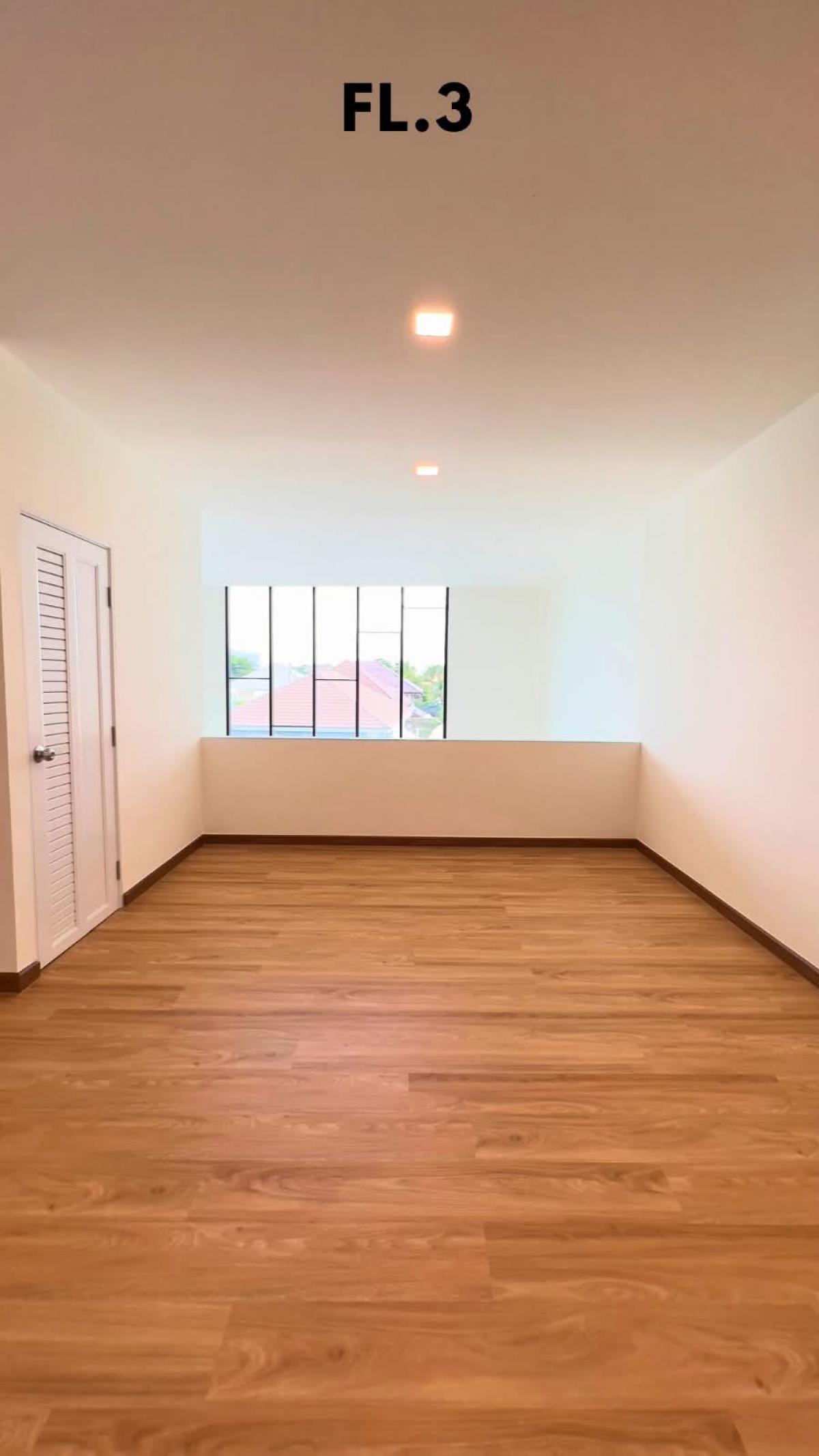 ให้เช่าสำนักงานลาดพร้าว เซ็นทรัลลาดพร้าว : 28/02/2026, บ้านสวย 3 ห้องนอน อยู่ใจกลางลาดพร้าว พร้อมพื้นที่โฮมออฟฟิศ 235 ตร.ม. เช่าเพียง 50,000 บาท/เดือน ตอบโจทย์ชีวิตทันสมัย ใกล้รถไฟฟ้าและสิ่งอำนวยความสะดวก