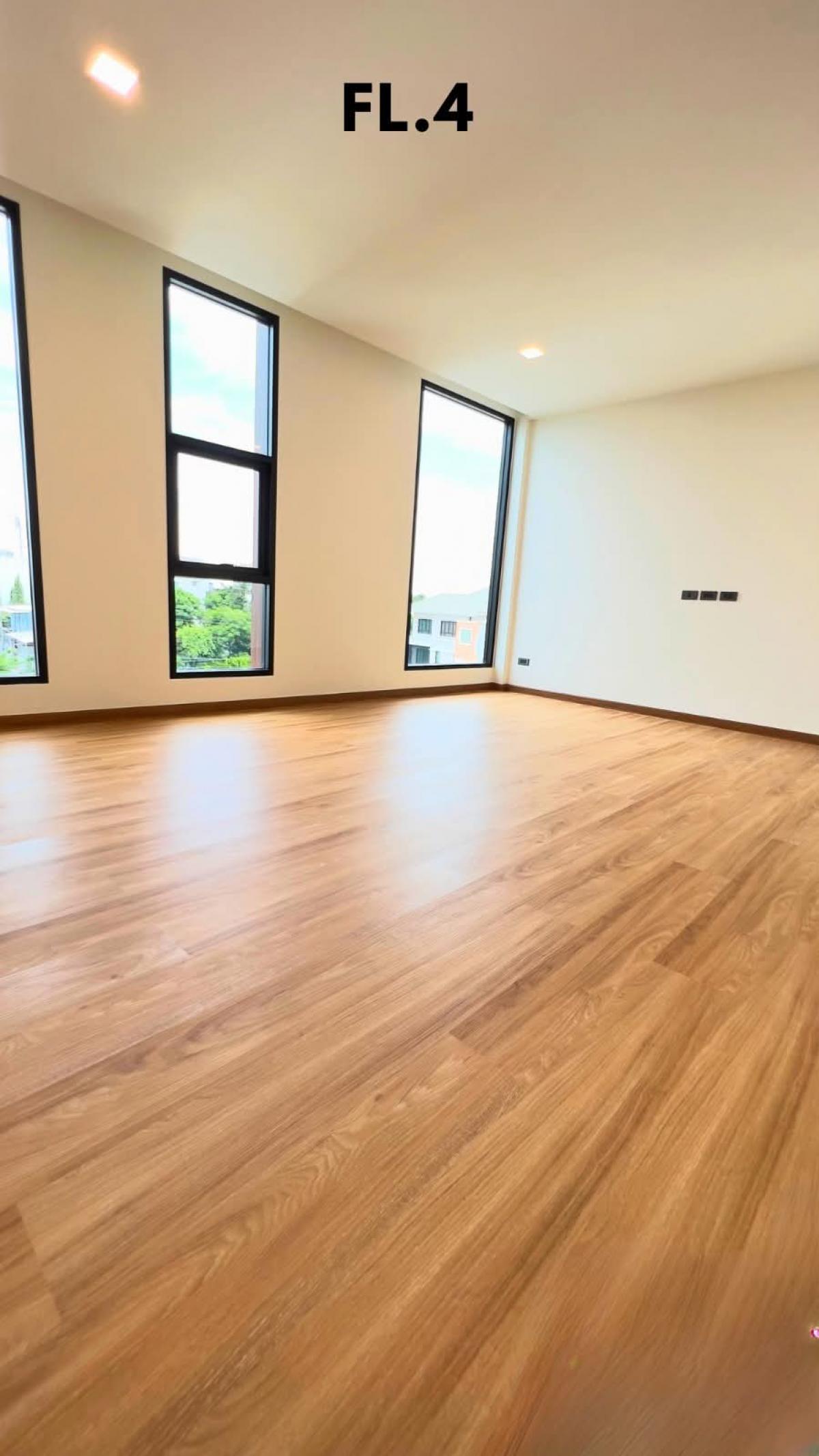 ให้เช่าสำนักงานลาดพร้าว เซ็นทรัลลาดพร้าว : 28/02/2026, บ้านสวย 3 ห้องนอน อยู่ใจกลางลาดพร้าว พร้อมพื้นที่โฮมออฟฟิศ 235 ตร.ม. เช่าเพียง 50,000 บาท/เดือน ตอบโจทย์ชีวิตทันสมัย ใกล้รถไฟฟ้าและสิ่งอำนวยความสะดวก