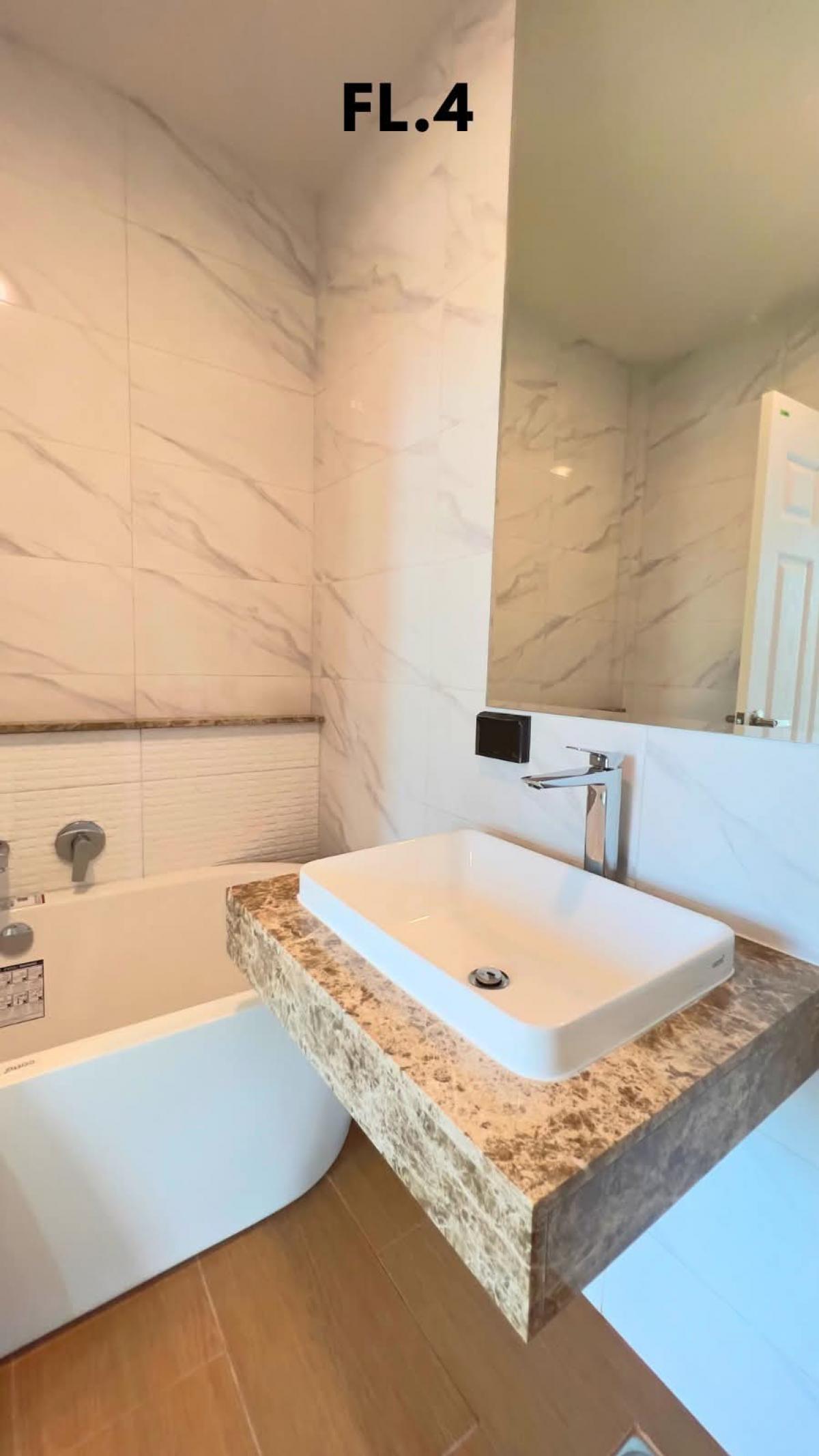 ให้เช่าสำนักงานลาดพร้าว เซ็นทรัลลาดพร้าว : 28/02/2026, บ้านสวย 3 ห้องนอน อยู่ใจกลางลาดพร้าว พร้อมพื้นที่โฮมออฟฟิศ 235 ตร.ม. เช่าเพียง 50,000 บาท/เดือน ตอบโจทย์ชีวิตทันสมัย ใกล้รถไฟฟ้าและสิ่งอำนวยความสะดวก