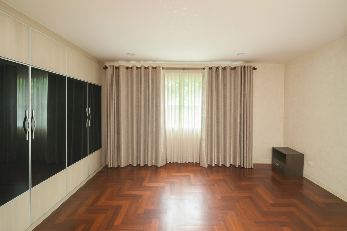 For SaleTownhomeNawamin, Ramindra : 28/01/2026, 4 bedroom detached house near Suvarnabhumi Airport, price 5.2 million. With land of 28 sq m., prime location in Bangna-Wongwaen area. Invest or live in the best value.