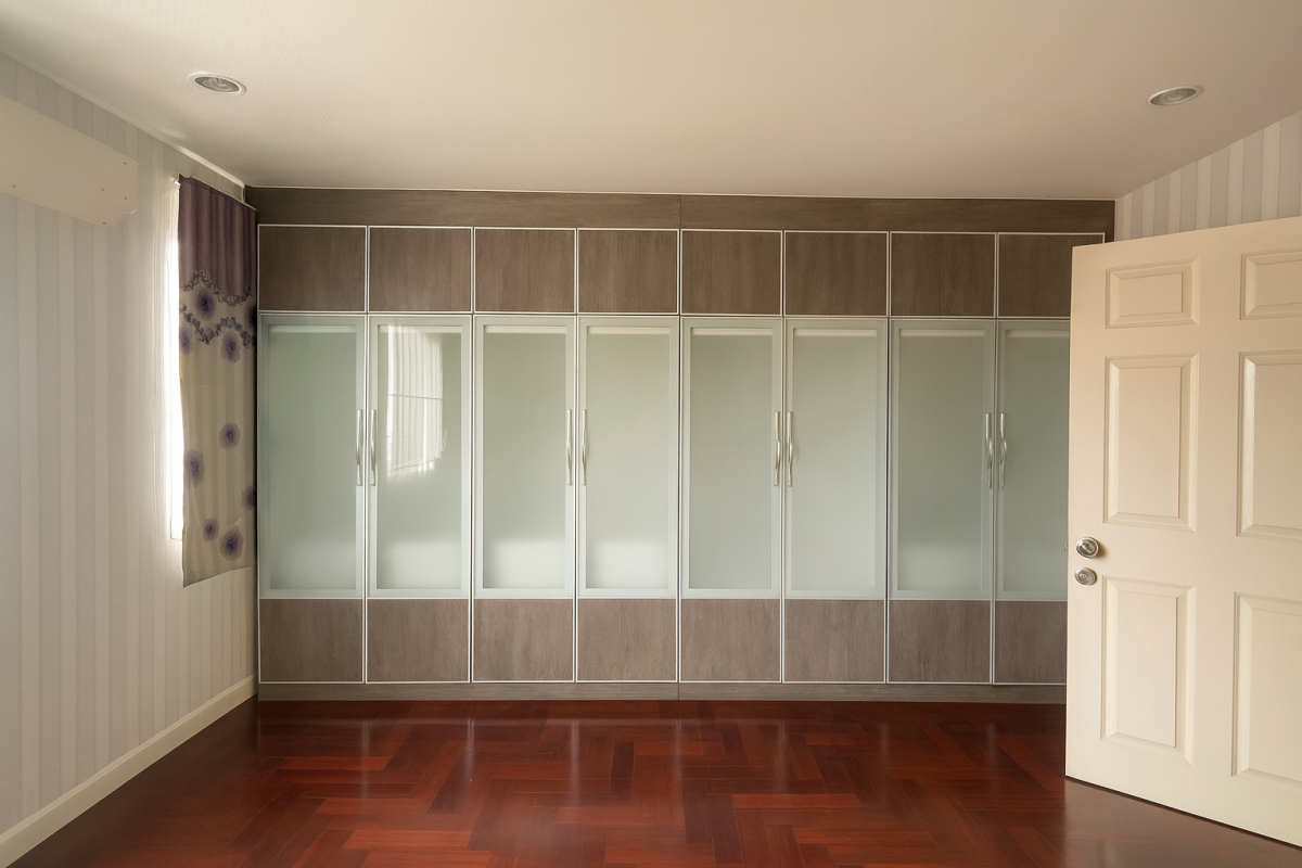 For SaleTownhomeNawamin, Ramindra : 28/01/2026, 4 bedroom detached house near Suvarnabhumi Airport, price 5.2 million. With land of 28 sq m., prime location in Bangna-Wongwaen area. Invest or live in the best value.