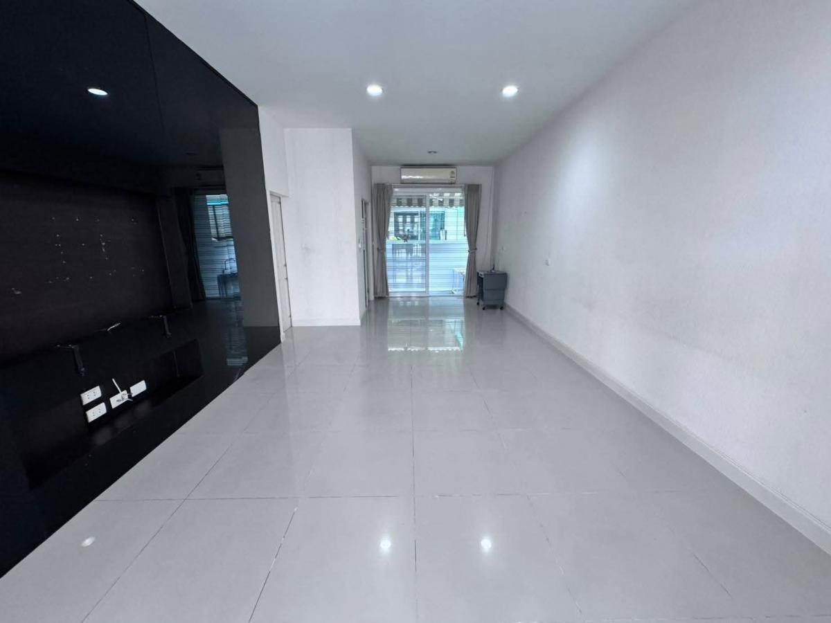 For SaleTownhomePattanakan, Srinakarin : 28/01/2026, Beautiful house, 3 bedrooms, prime location, Ramindra, special price 4.99 million. Wide area of 24.4 sq m. Ready to move in. Don't miss it!