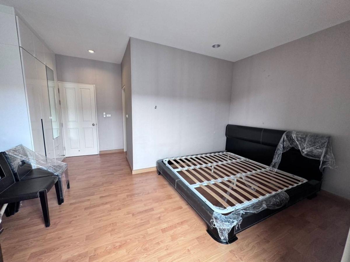 For SaleTownhomePattanakan, Srinakarin : 28/01/2026, Beautiful house, 3 bedrooms, prime location, Ramindra, special price 4.99 million. Wide area of 24.4 sq m. Ready to move in. Don't miss it!