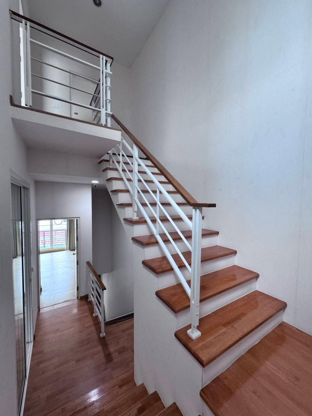 For SaleTownhomePattanakan, Srinakarin : 28/01/2026, Beautiful house, 3 bedrooms, prime location, Ramindra, special price 4.99 million. Wide area of 24.4 sq m. Ready to move in. Don't miss it!