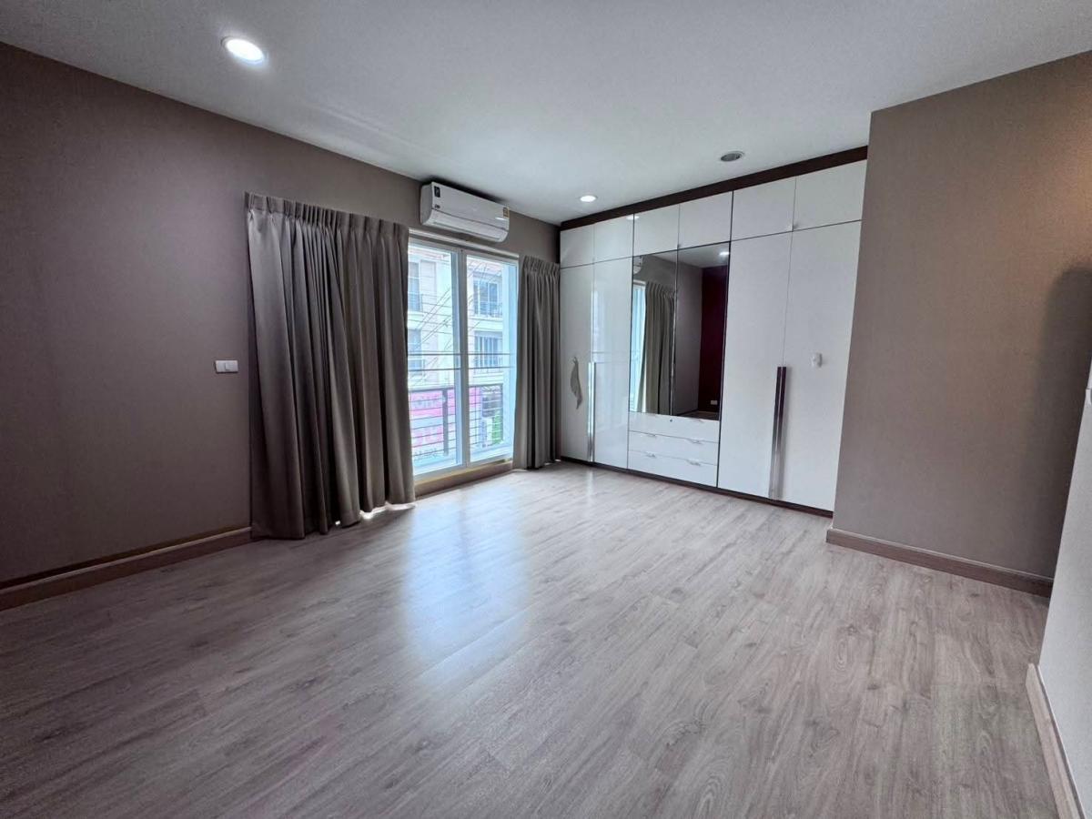 For SaleTownhomePattanakan, Srinakarin : 28/01/2026, Beautiful house, 3 bedrooms, prime location, Ramindra, special price 4.99 million. Wide area of 24.4 sq m. Ready to move in. Don't miss it!