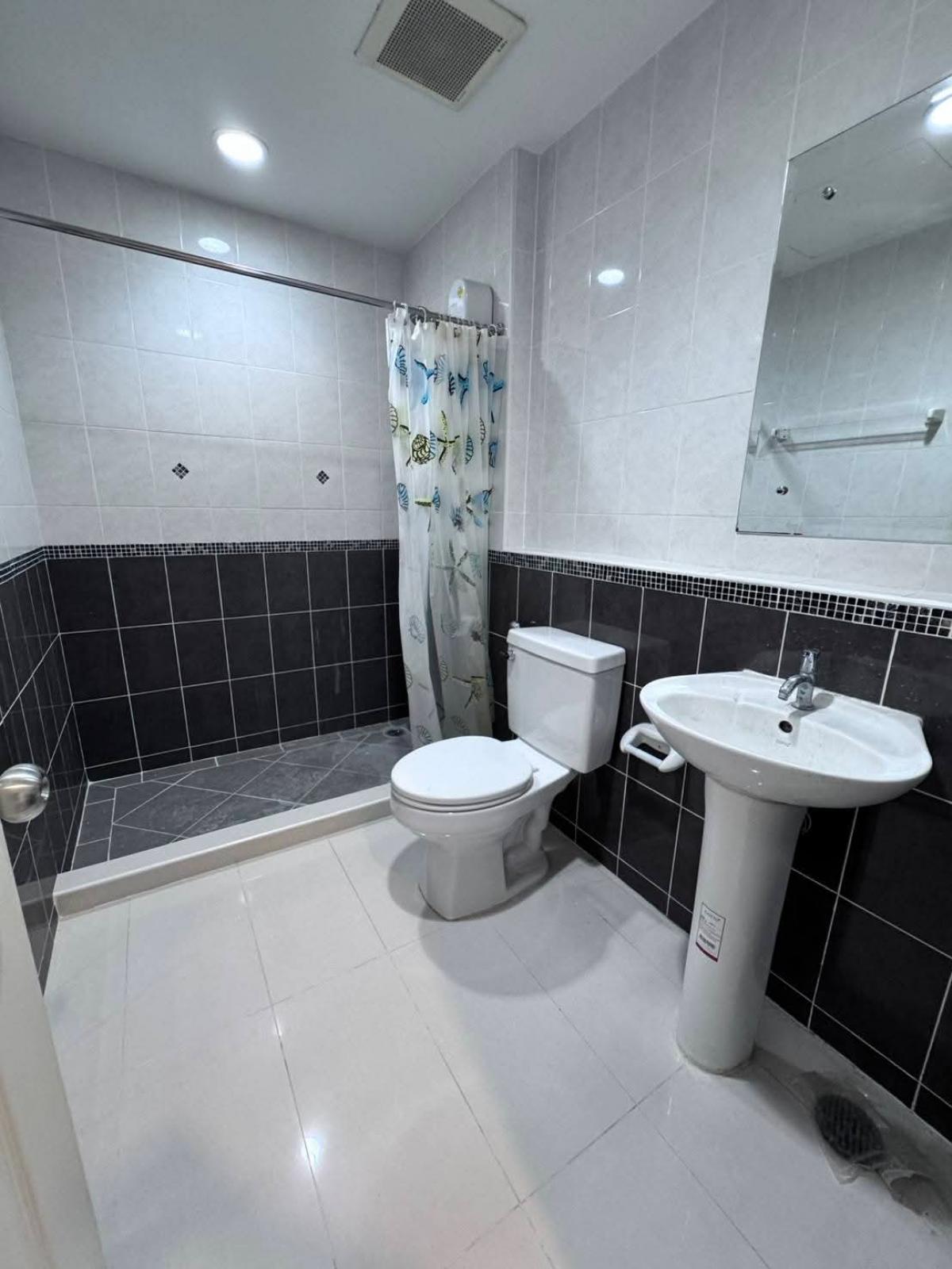 For SaleTownhomePattanakan, Srinakarin : 28/01/2026, Beautiful house, 3 bedrooms, prime location, Ramindra, special price 4.99 million. Wide area of 24.4 sq m. Ready to move in. Don't miss it!