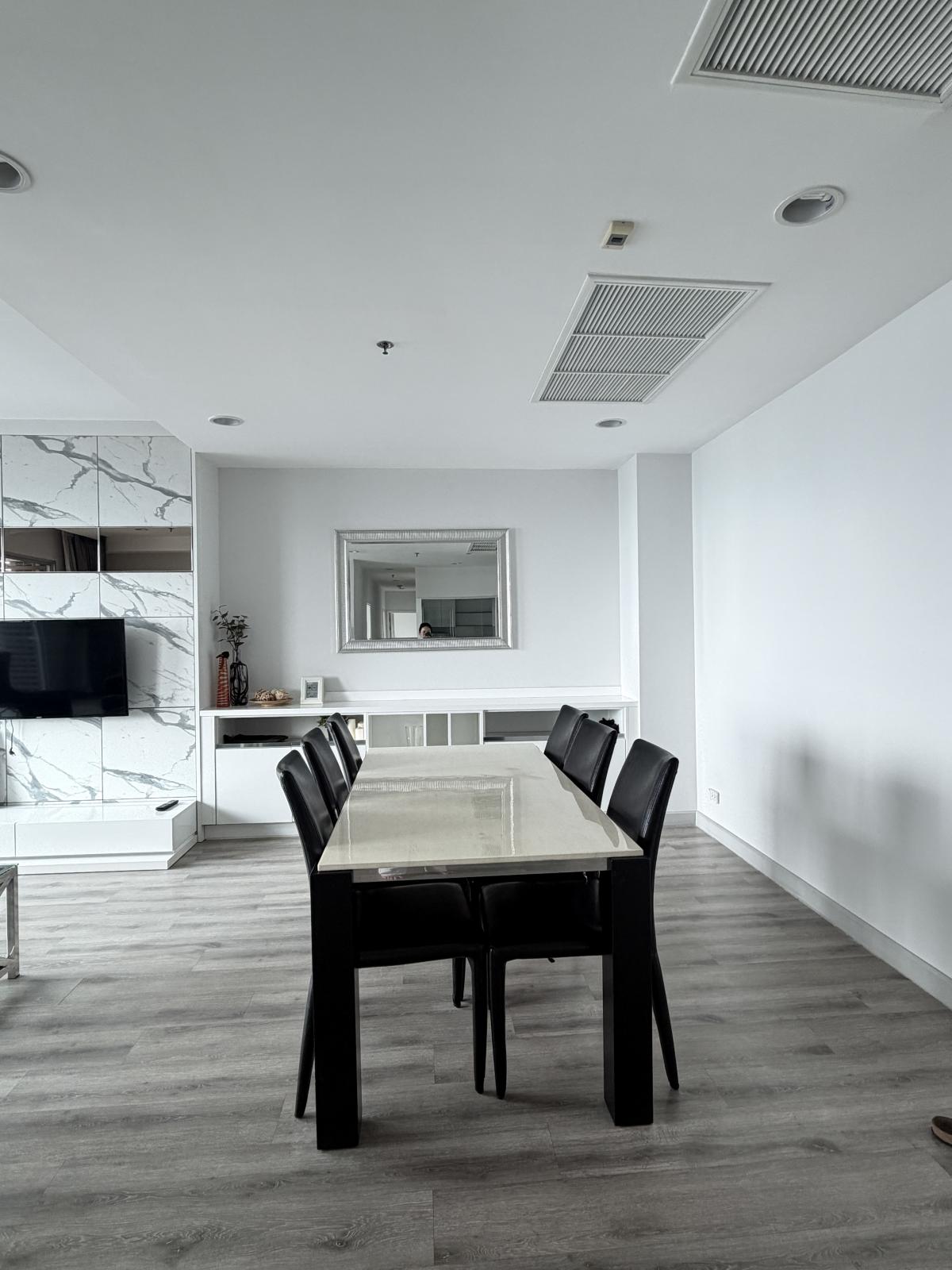 For SaleCondoSathorn, Narathiwat : Urgent sale! Centric Sathorn-St.Louis condo with 3 bedrooms and 3 bathrooms near BTS Saint LouisSpacious area of 152 sq.m. Price 19.9 million with complete amenities!