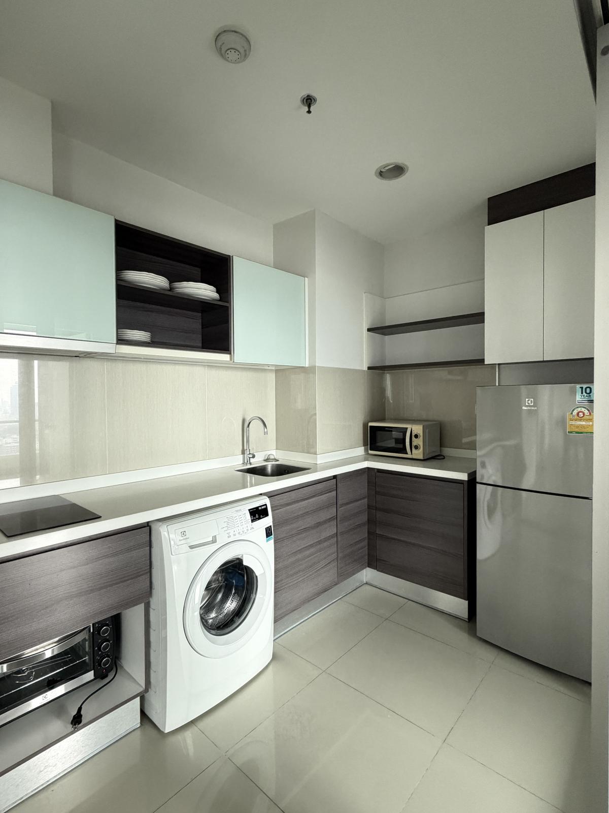 For SaleCondoSathorn, Narathiwat : Urgent sale! Centric Sathorn-St.Louis condo with 3 bedrooms and 3 bathrooms near BTS Saint LouisSpacious area of 152 sq.m. Price 19.9 million with complete amenities!