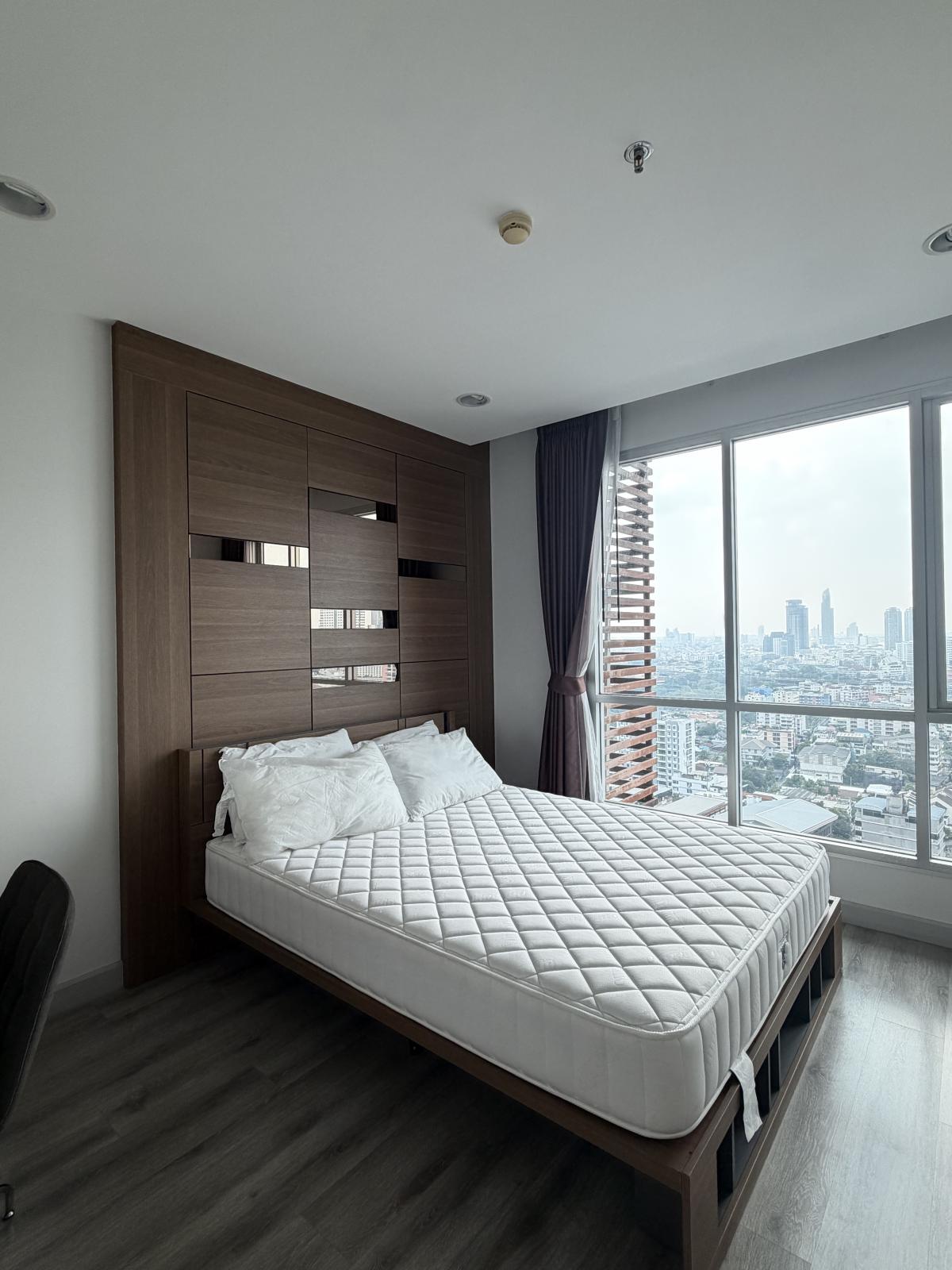 For SaleCondoSathorn, Narathiwat : Urgent sale! Centric Sathorn-St.Louis condo with 3 bedrooms and 3 bathrooms near BTS Saint LouisSpacious area of 152 sq.m. Price 19.9 million with complete amenities!