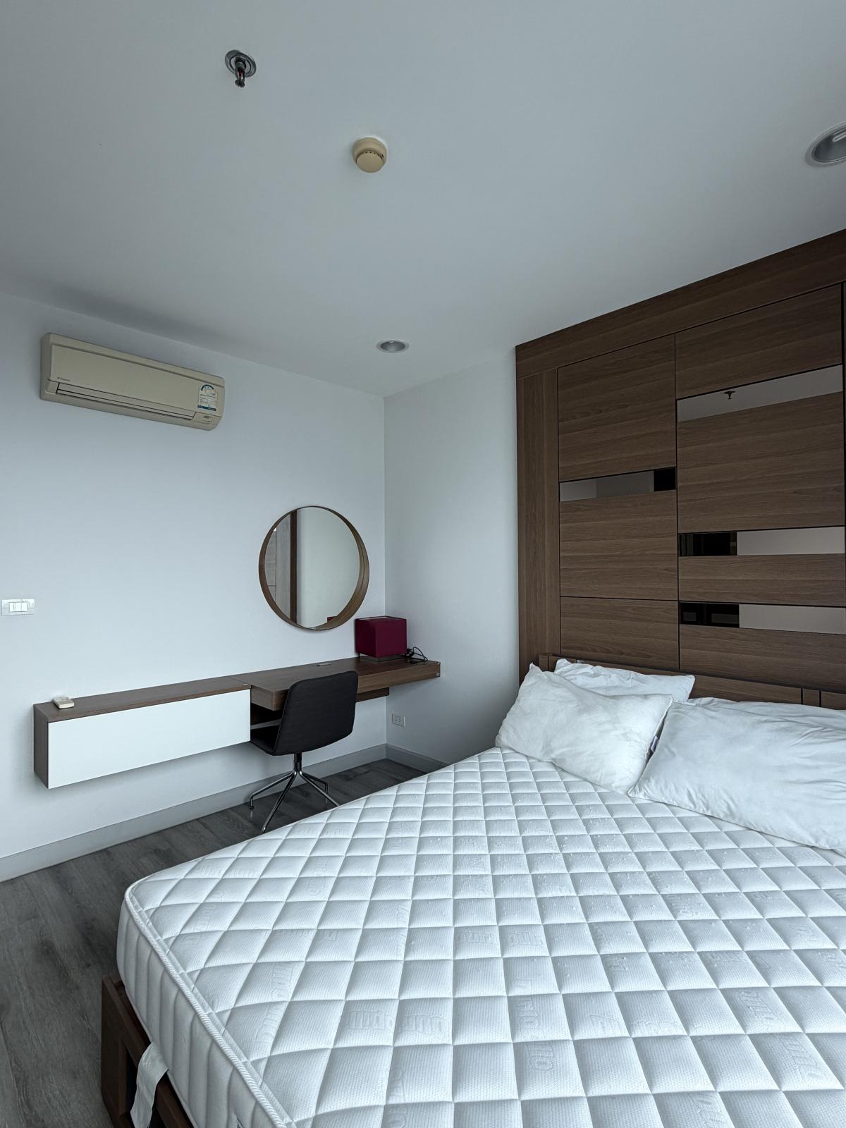 For SaleCondoSathorn, Narathiwat : Urgent sale! Centric Sathorn-St.Louis condo with 3 bedrooms and 3 bathrooms near BTS Saint LouisSpacious area of 152 sq.m. Price 19.9 million with complete amenities!