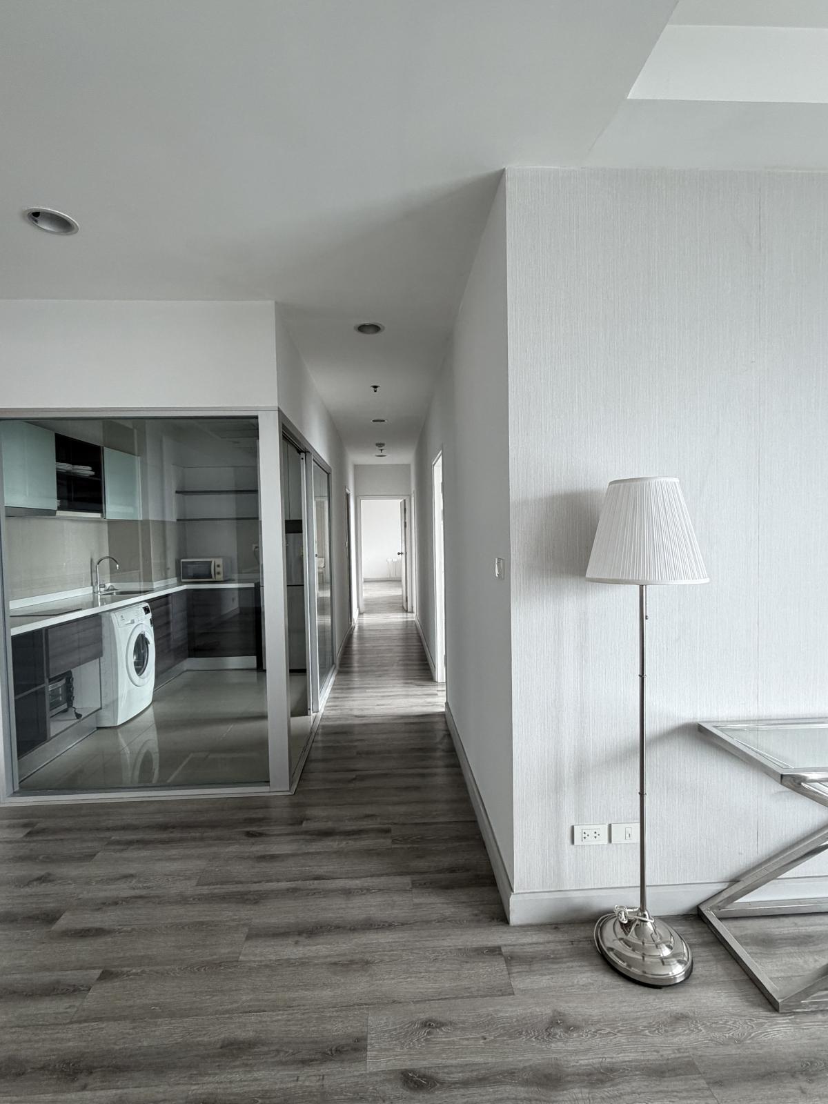 For SaleCondoSathorn, Narathiwat : Urgent sale! Centric Sathorn-St.Louis condo with 3 bedrooms and 3 bathrooms near BTS Saint LouisSpacious area of 152 sq.m. Price 19.9 million with complete amenities!